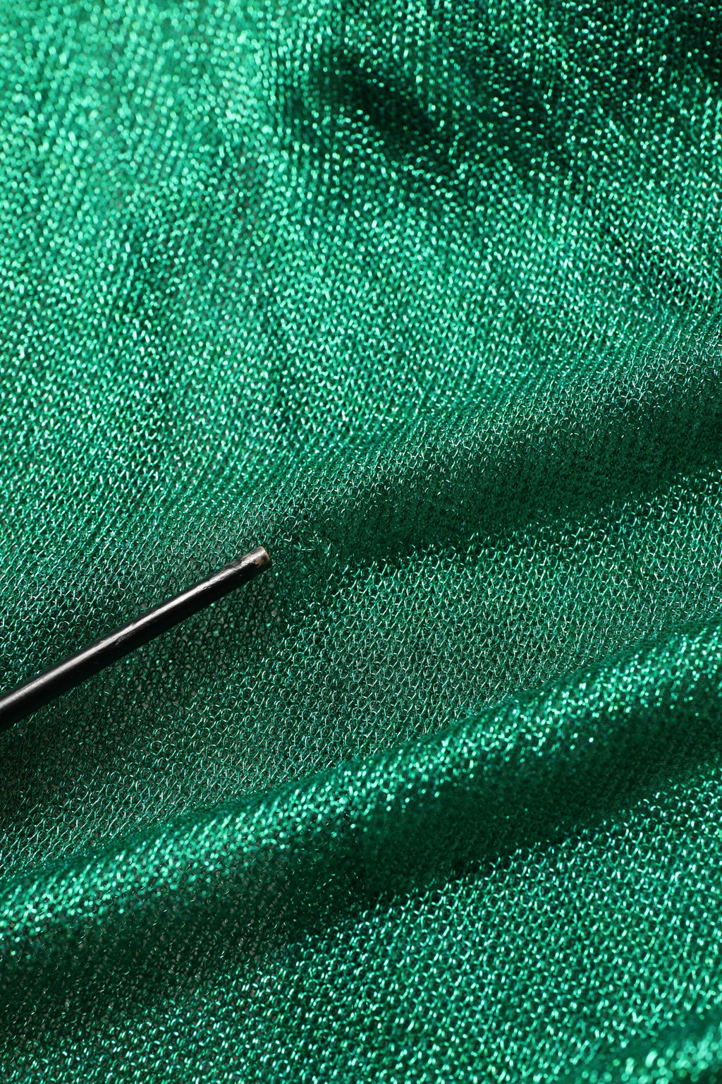 Robe de soirée plissée verte émeraude de Dolce & Gabbana, élégante robe longue avec détails sophistiqués.