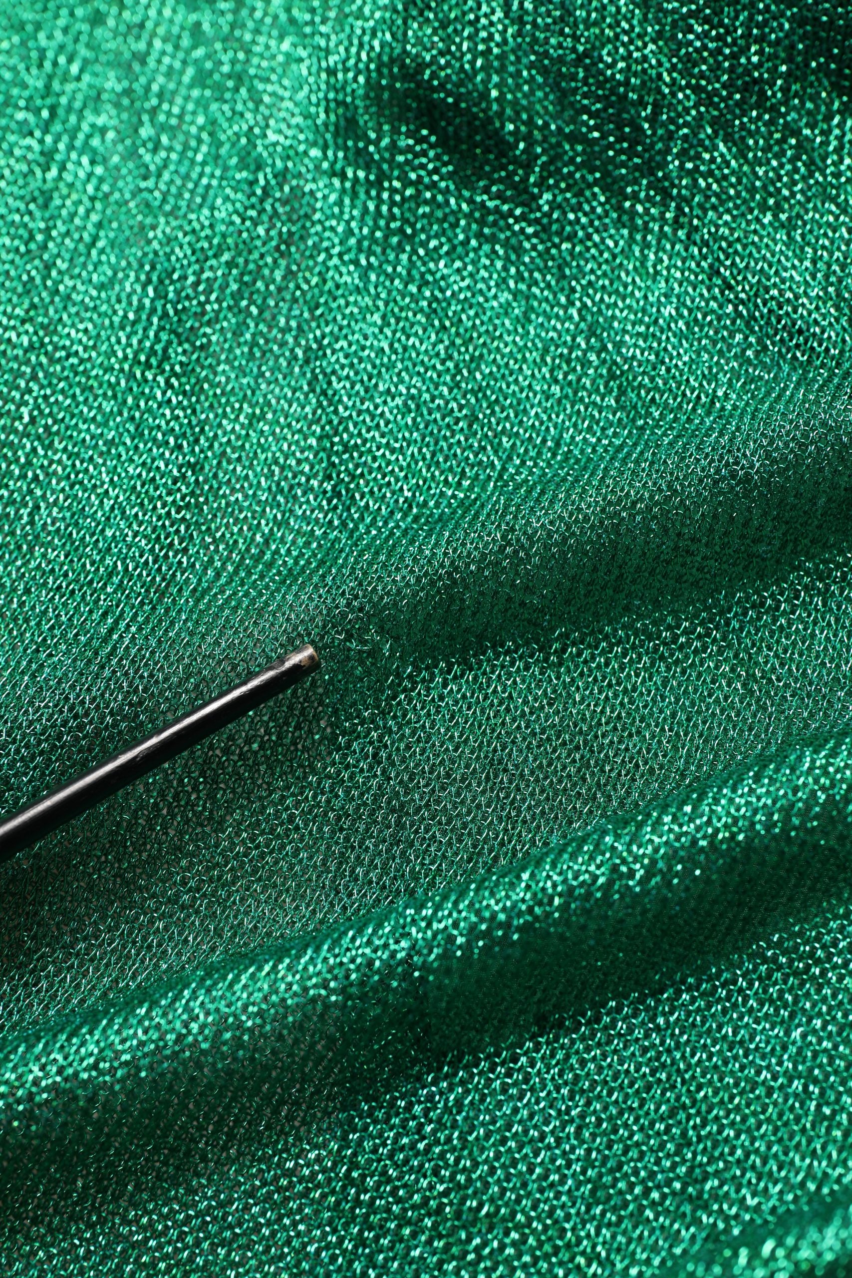 Robe de soirée plissée verte émeraude de Dolce & Gabbana, élégante robe longue avec détails sophistiqués.