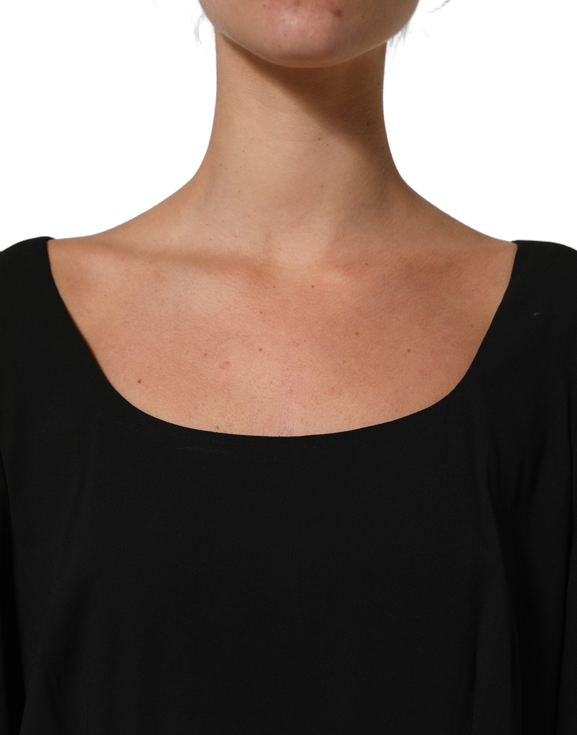 Robe midi Dolce & Gabbana en viscose noire avec manches courtes et coupe cropped, élégante et moderne.