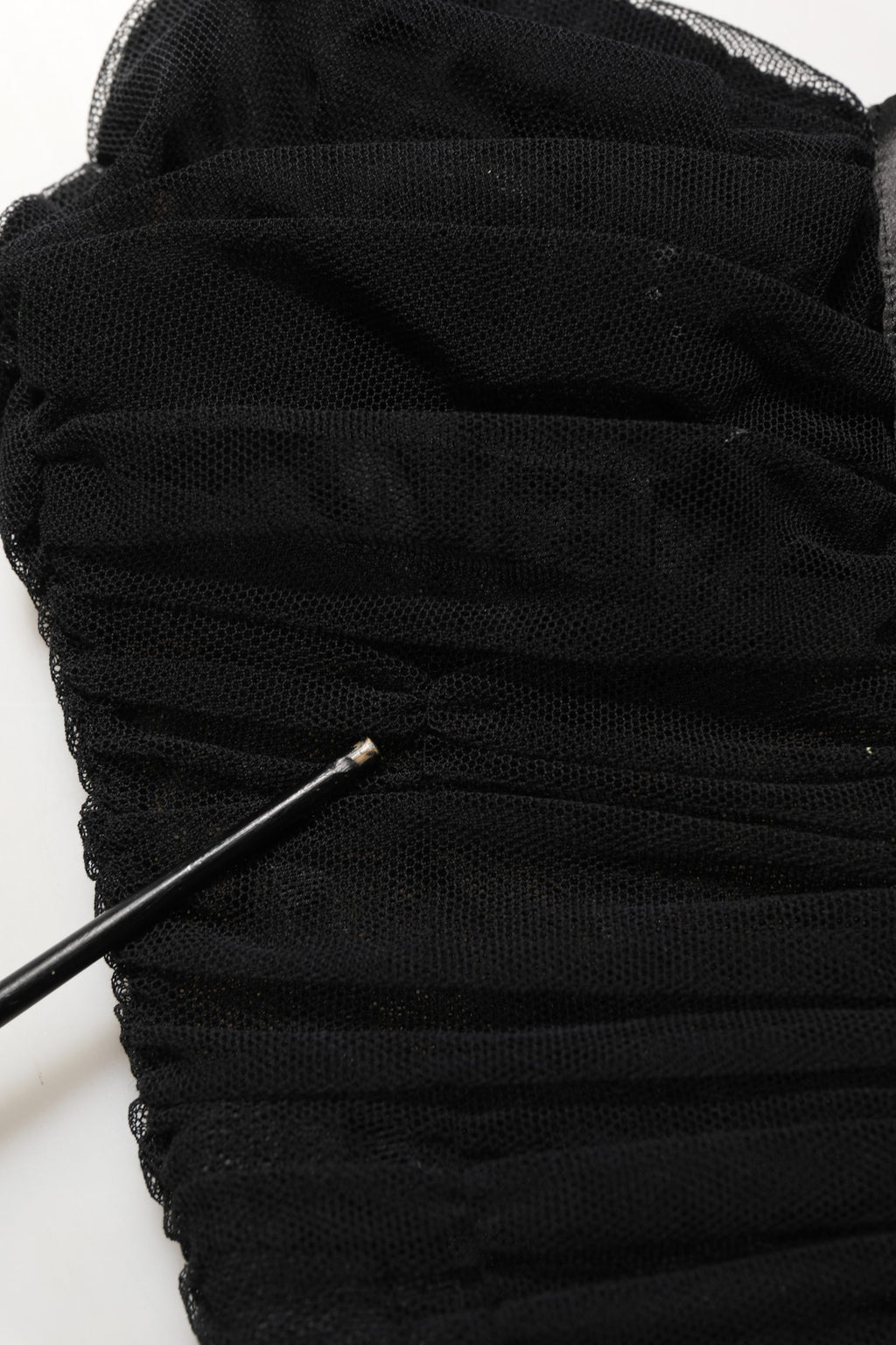 Robe noire sans manches Dolce & Gabbana à col en V, coupe droite, longueur genou, élégante et sophistiquée.