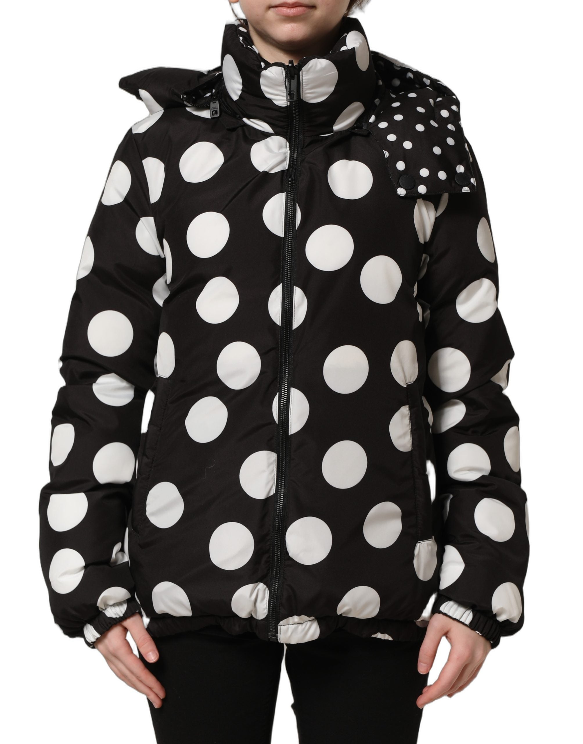 Veste blouson à capuche Dolce & Gabbana à pois noirs et blancs, style décontracté et tendance, vue de face.
