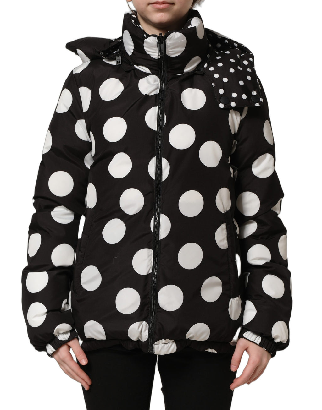 Veste blouson à capuche Dolce & Gabbana à pois noirs et blancs, style décontracté avec fermeture éclair et détails modernes.