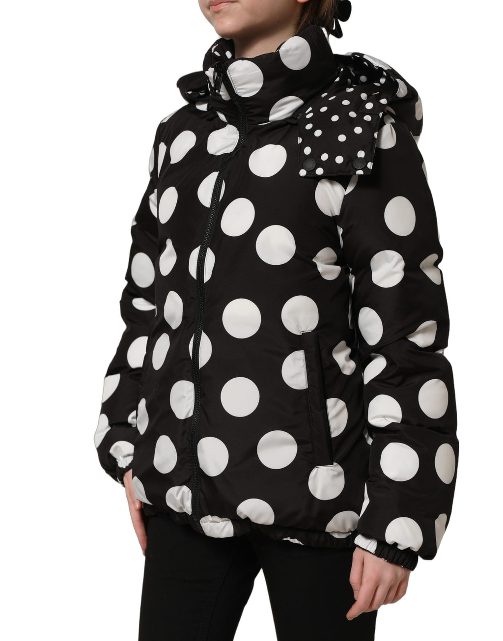 Veste blouson à capuche Dolce & Gabbana à pois noirs et blancs, style décontracté et tendance, vue de face.
