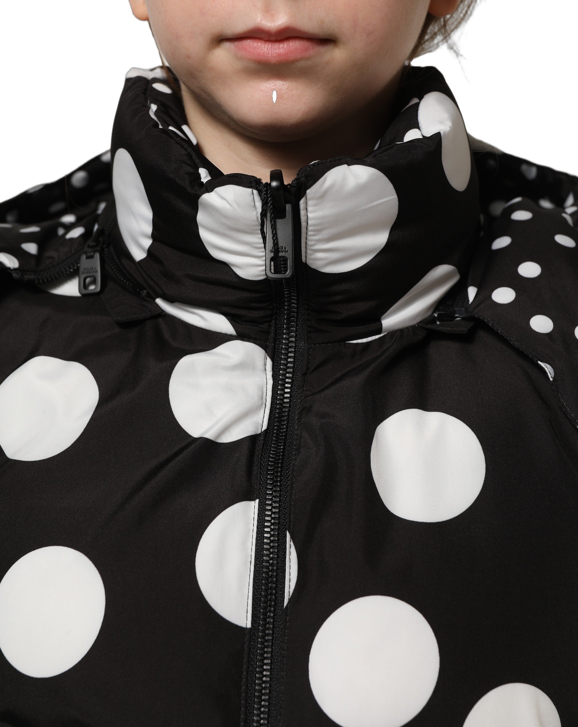 Veste bomber Dolce & Gabbana à pois noirs et blancs avec capuche, style décontracté et tendance pour homme.