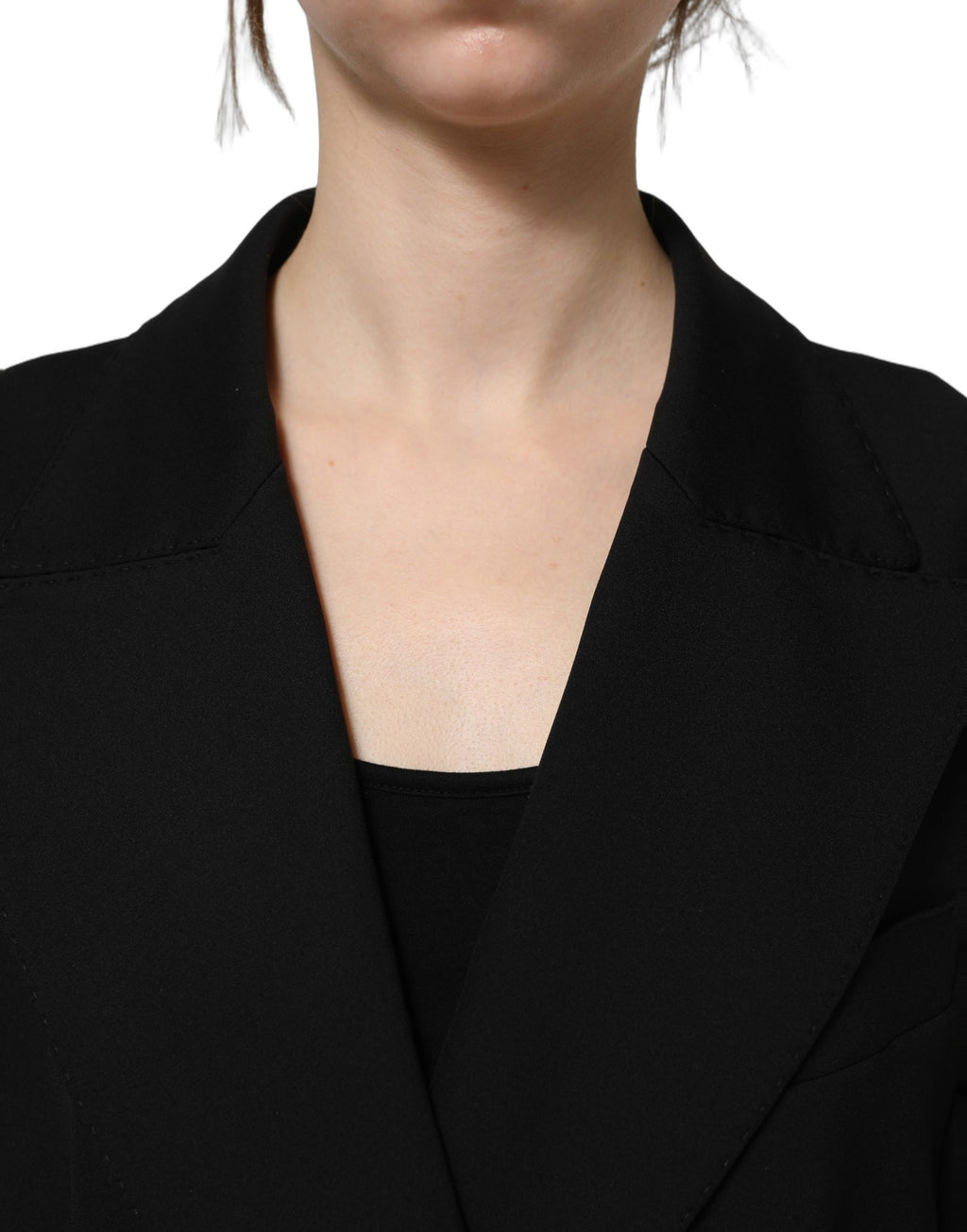 Veste blazer noire à double boutonnage en crêpe de Dolce & Gabbana, chic et élégante, portée sur un mannequin.