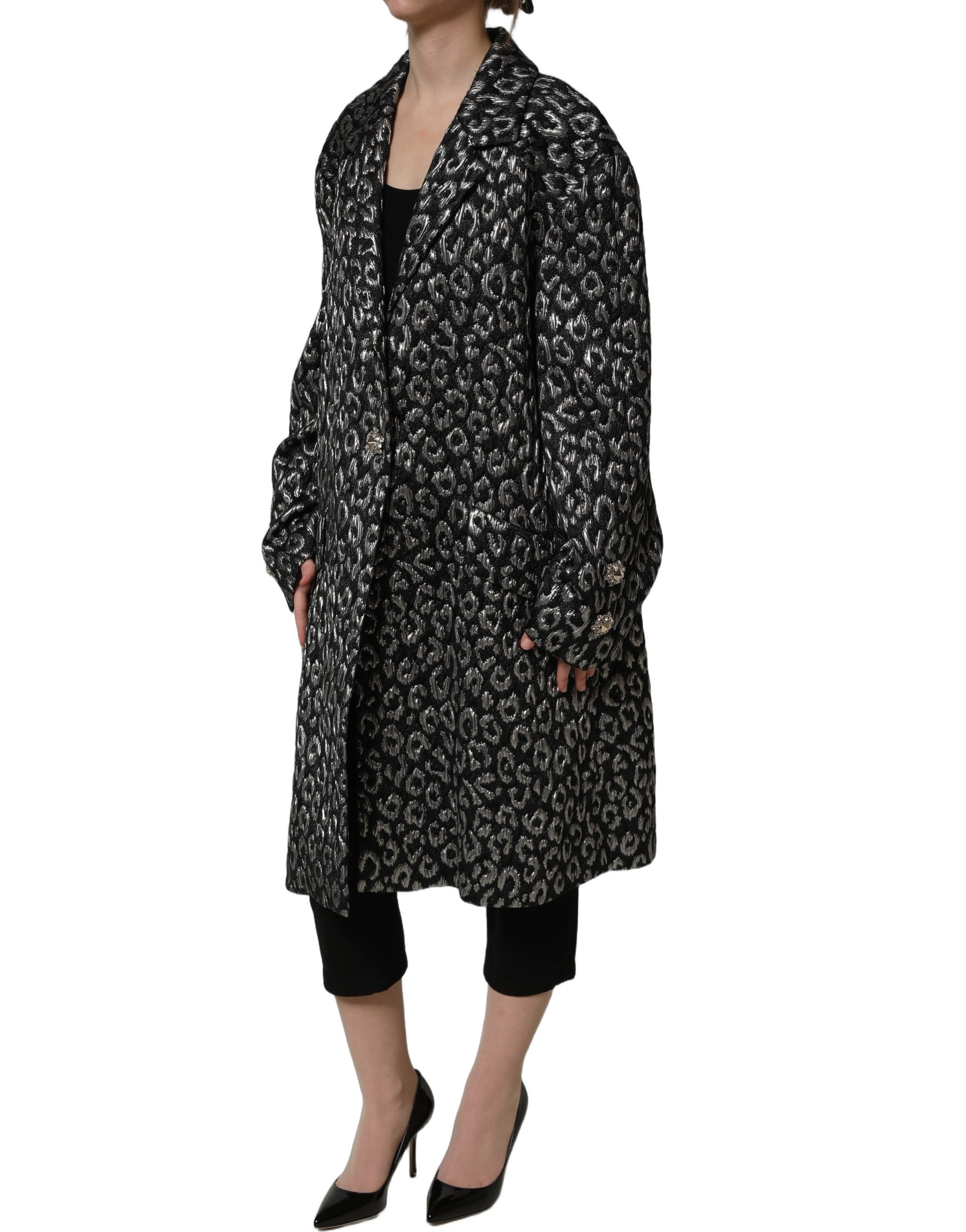 Manteau en jacquard noir et argent avec motif léopard de la marque Dolce & Gabbana, veste élégante et tendance.