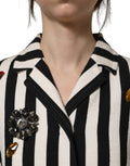 Manteau Dolce & Gabbana noir et blanc à rayures avec embellissements, coupe élégante et détails sophistiqués.