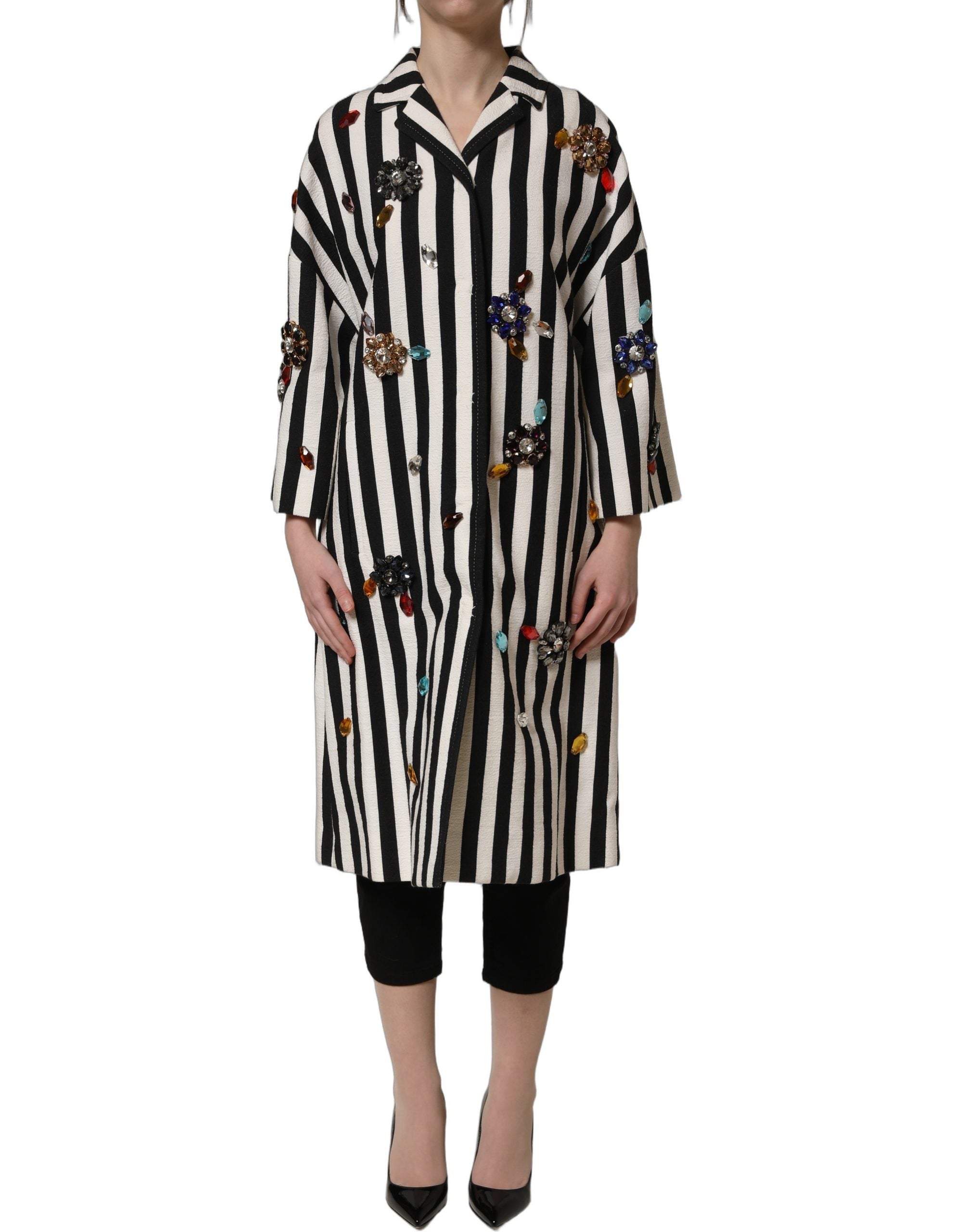 Manteau Dolce & Gabbana noir et blanc à rayures avec embellissements, veste élégante avec détails tendance et style sophistiqué.