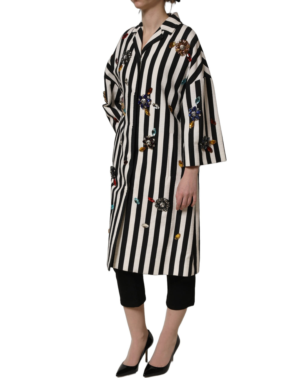 Manteau Dolce & Gabbana noir et blanc à rayures, orné de détails embellis, veste élégante en tissu chic.