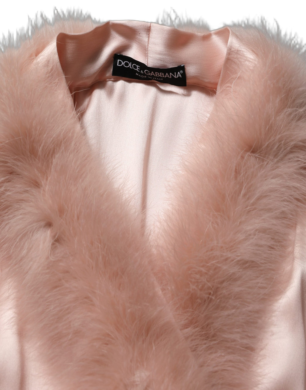 Robe de chambre en soie rose clair de Dolce & Gabbana avec plumes de dinde, élégante et luxueuse.