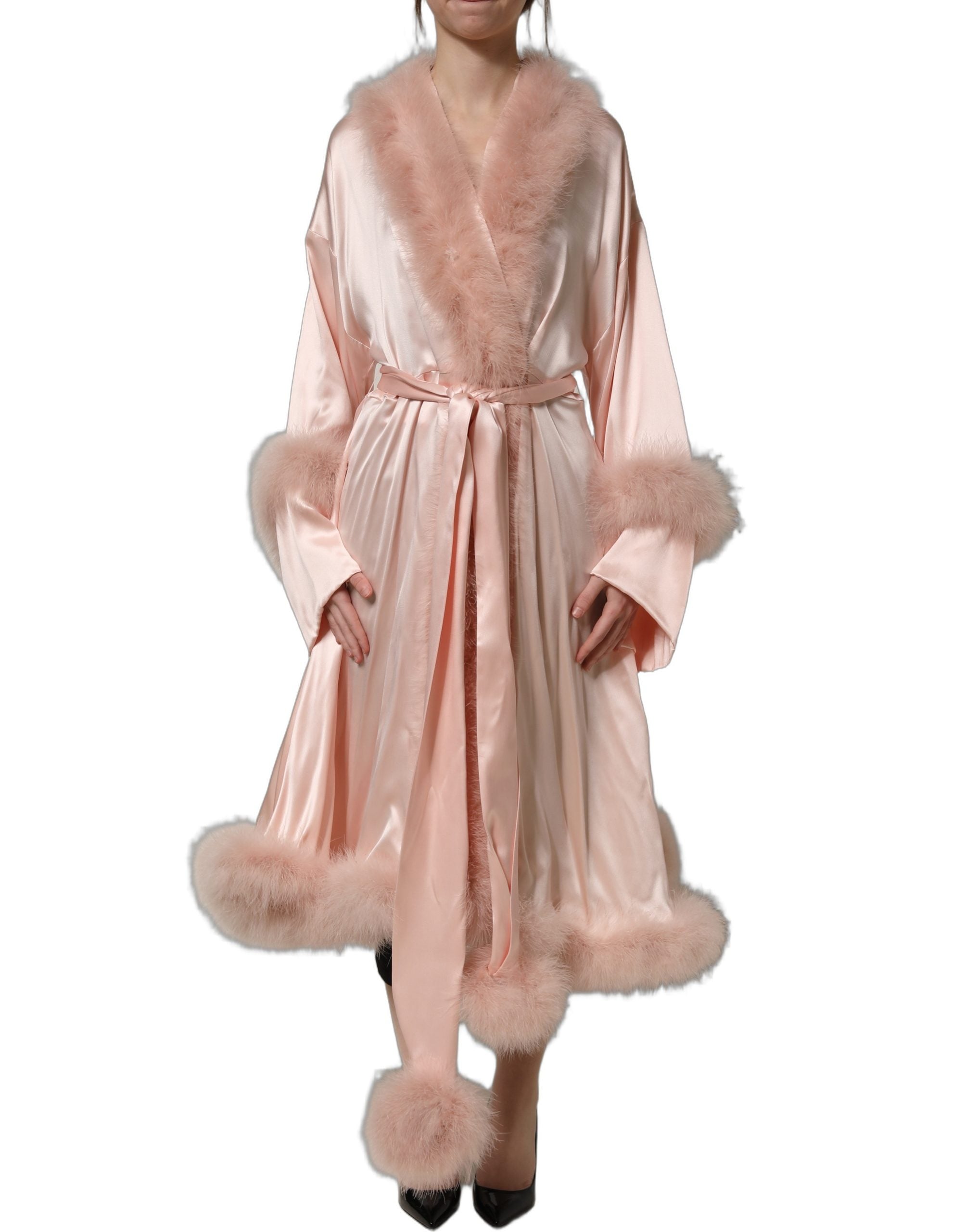 Robe en soie rose clair Dolce & Gabbana avec plumes de dinde, veste élégante et fluide, détails sophistiqués.