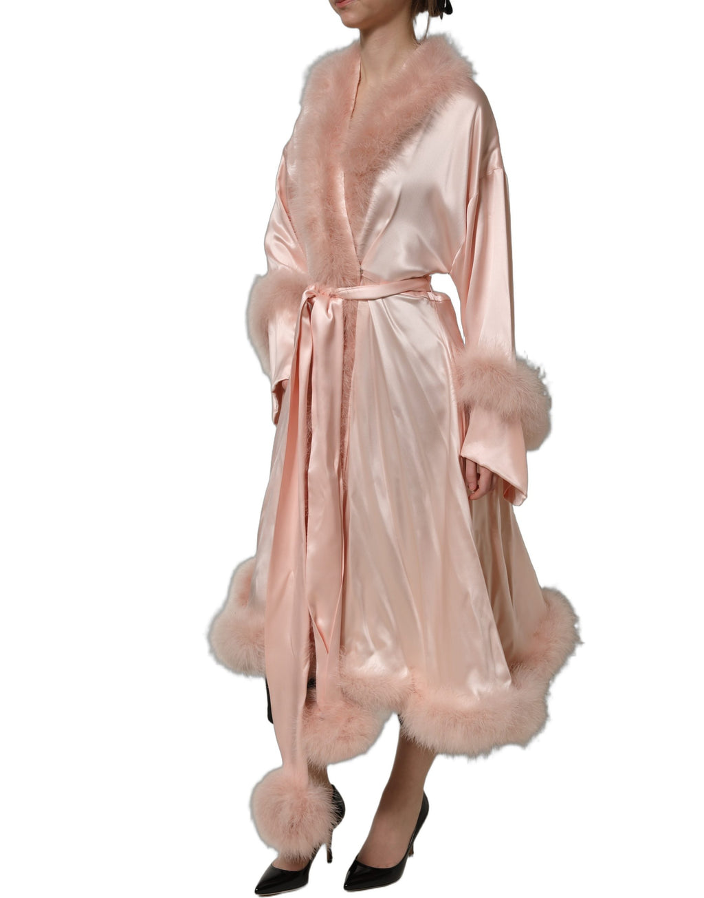 Robe-chemise en soie rose clair Dolce & Gabbana avec plumes de dinde, élégante et luxueuse, vue de face.