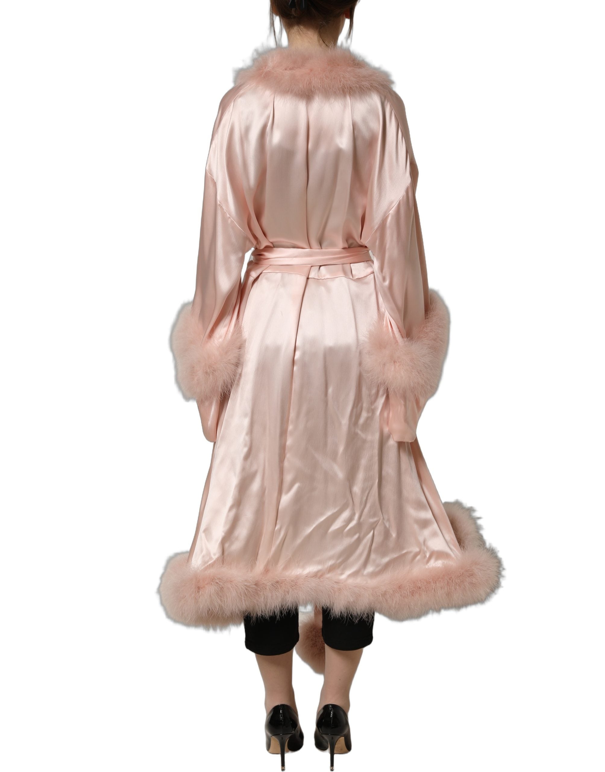 Robe en soie rose pâle Dolce & Gabbana avec détails de plumes de dinde, veste élégante et luxueuse pour femme.