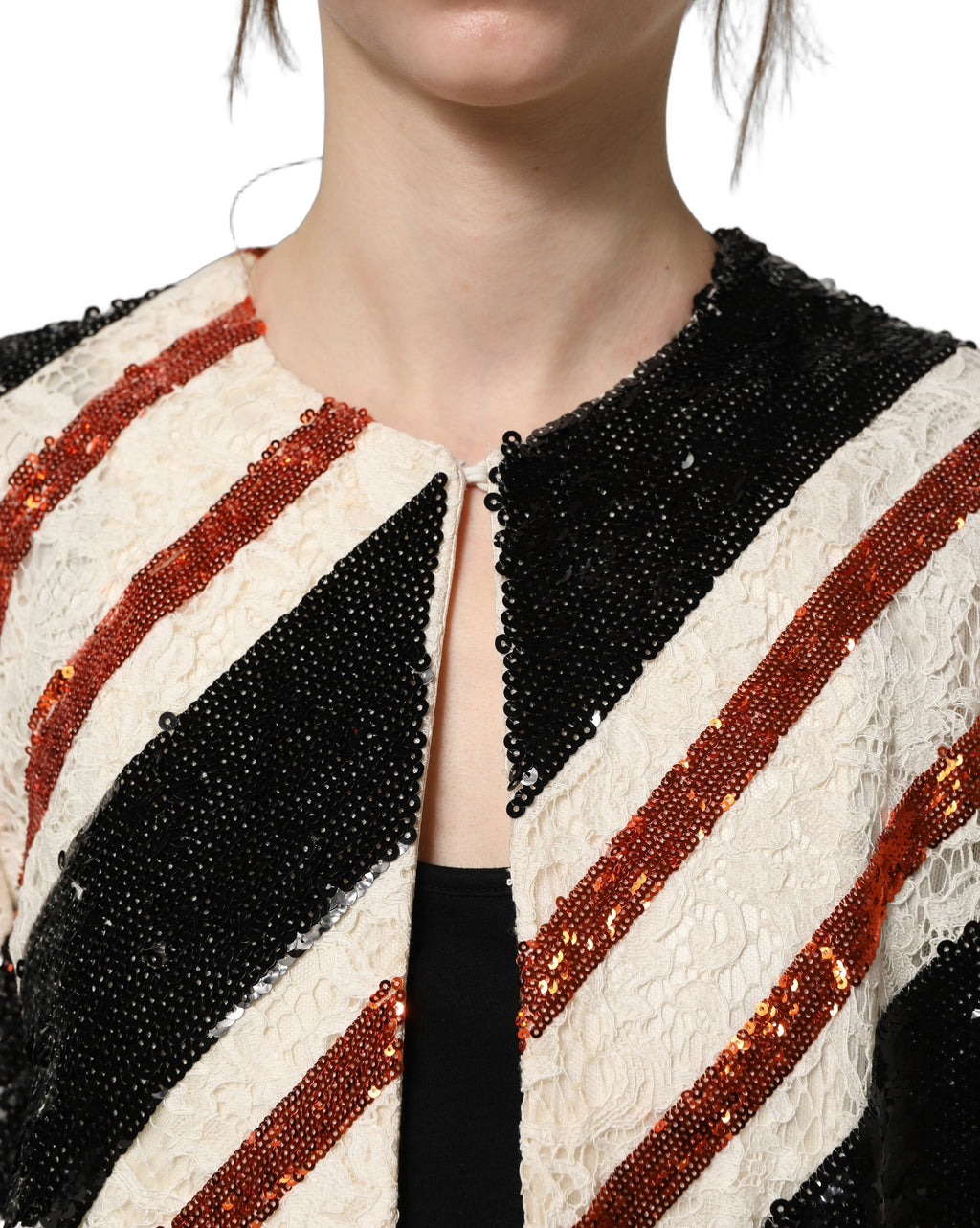 Manteau longue Dolce & Gabbana à rayures multicolores avec sequins, veste doudoune élégante et sophistiquée.