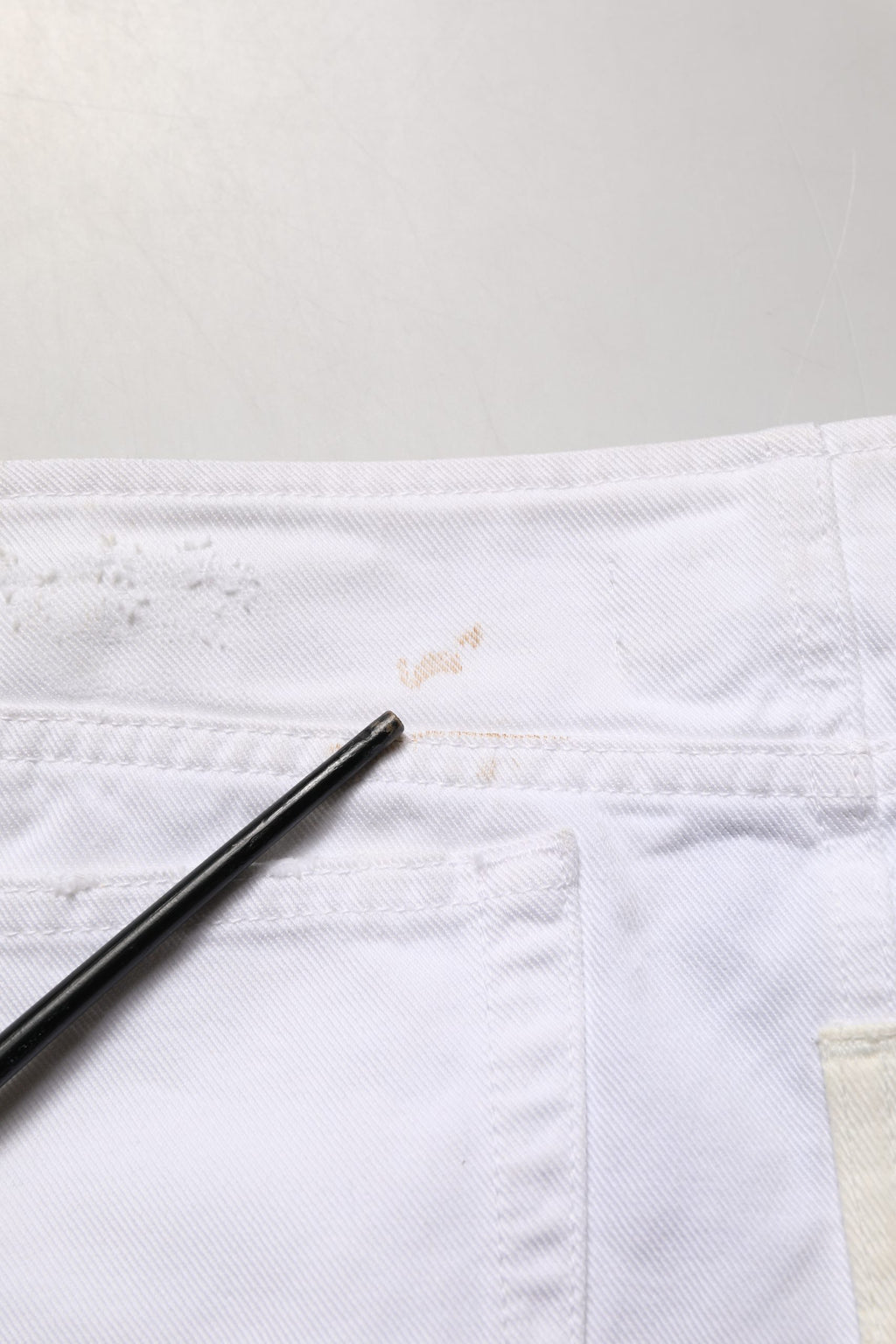 Mini jupe en denim blanc délavé de Dolce & Gabbana, en coton, avec un style usé tendance, pour un look décontracté et chic.