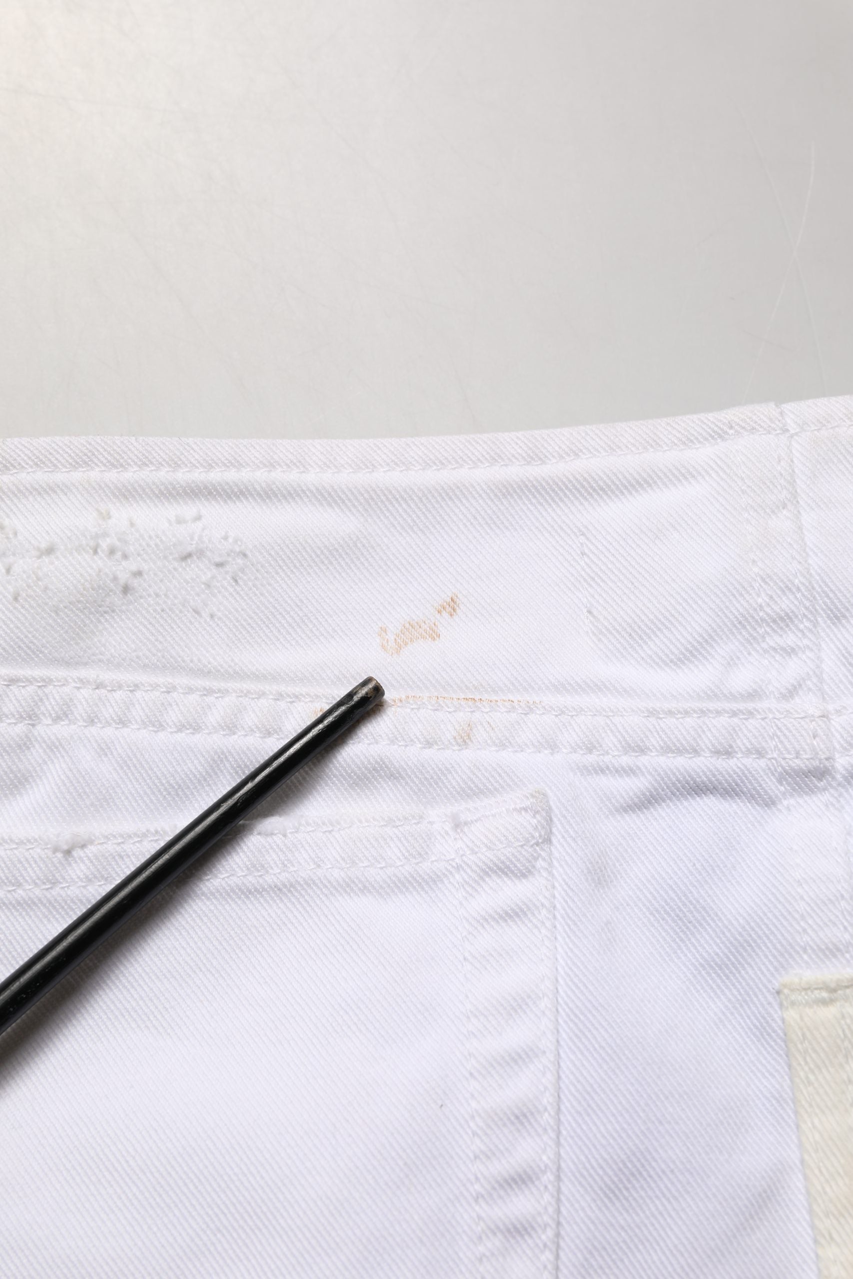 Mini jupe en denim blanc délavé de Dolce & Gabbana, en coton, avec un style usé tendance, pour un look décontracté et chic.