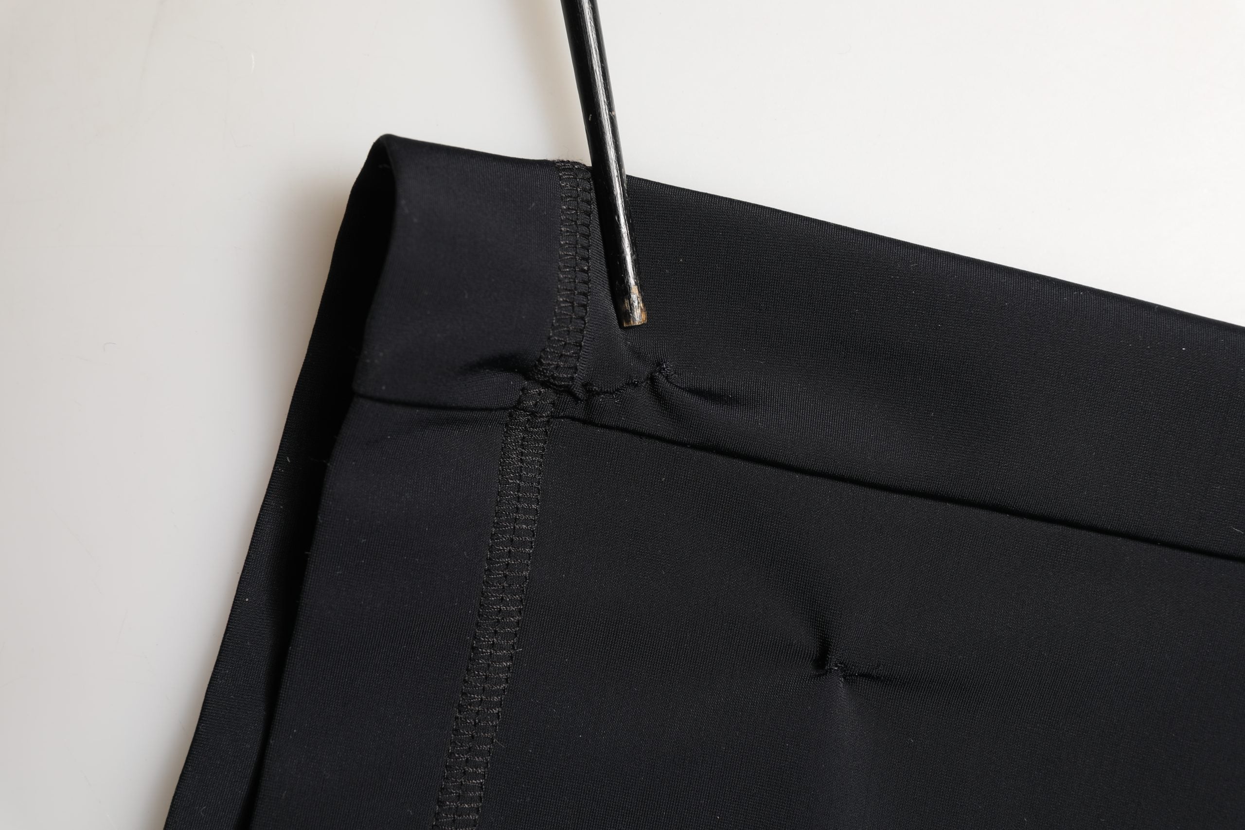 Jupe midi noire en jersey stretch Dolce & Gabbana DGVIB3, coupe crayon élégante et ajustée, vue de face.