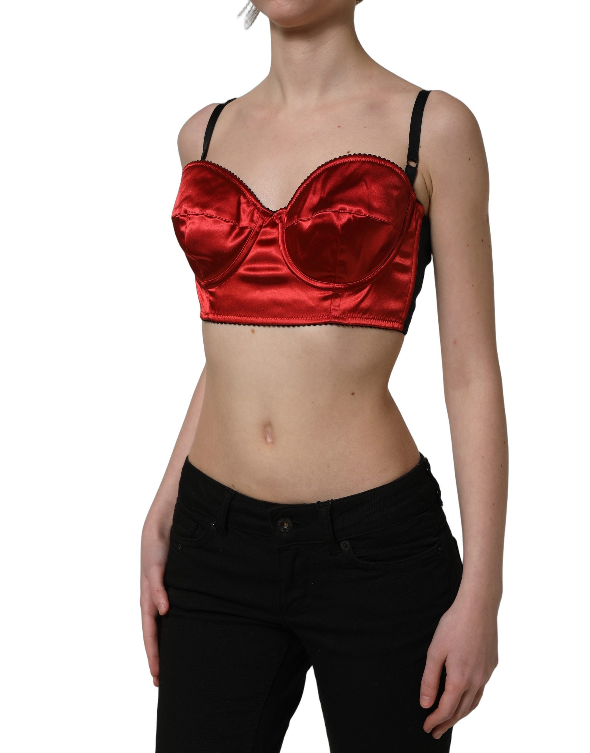 Top court en satin de polyester rouge Dolce & Gabbana, bustier cropped, style élégant et tendance, visible sur le mannequin.
