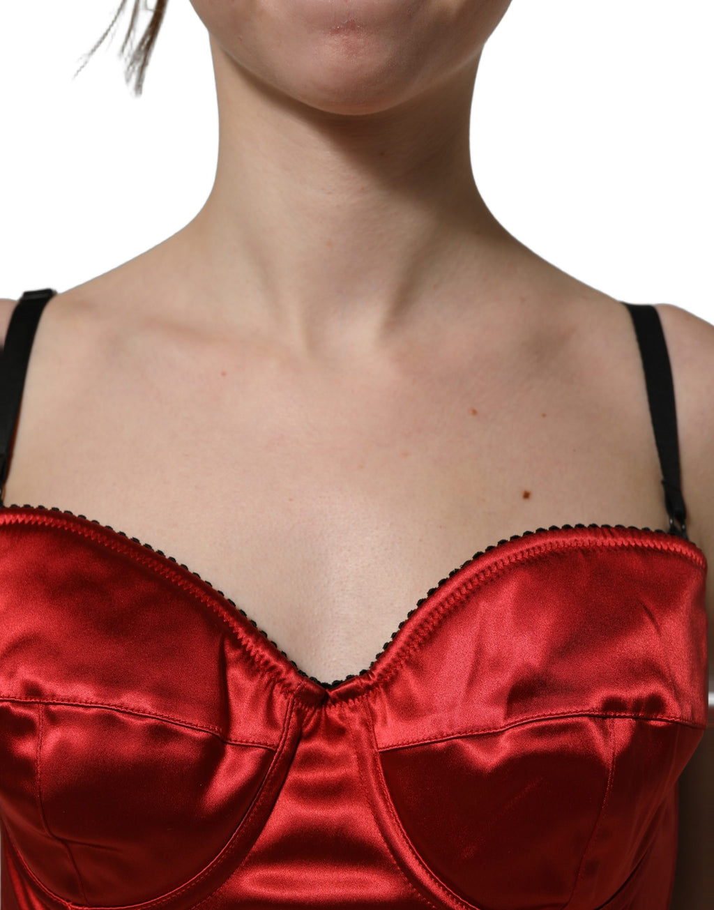 Top court en satin de polyester rouge Dolce & Gabbana, bustier cropped, style élégant et tendance, porté avec détails visibles.