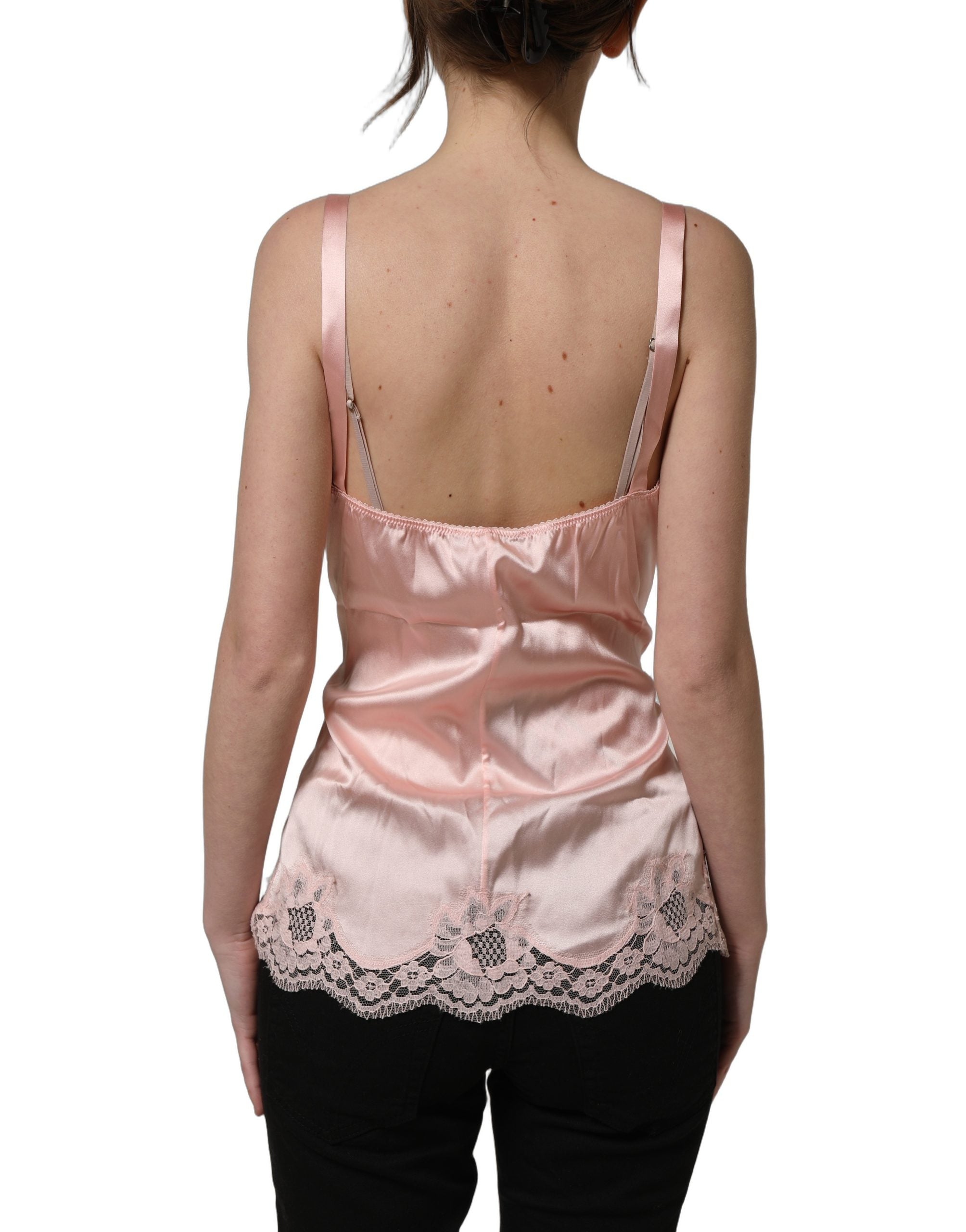 Sous-vêtements Dolce & Gabbana en dentelle rose clair avec motifs floraux, lingerie élégante et délicate visible sur l'image.