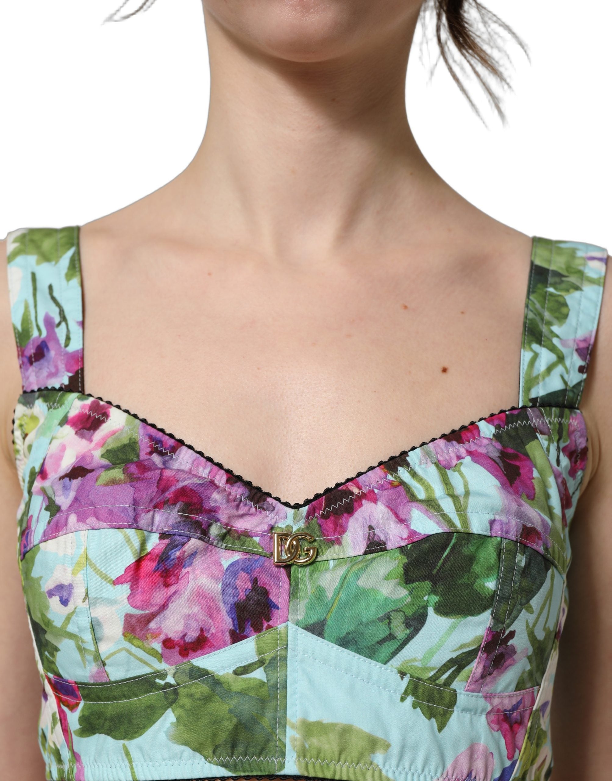 Top court Dolce & Gabbana à fleurs multicolores, bustier crop, style élégant et féminin, visible avec détails floraux vibrants.
