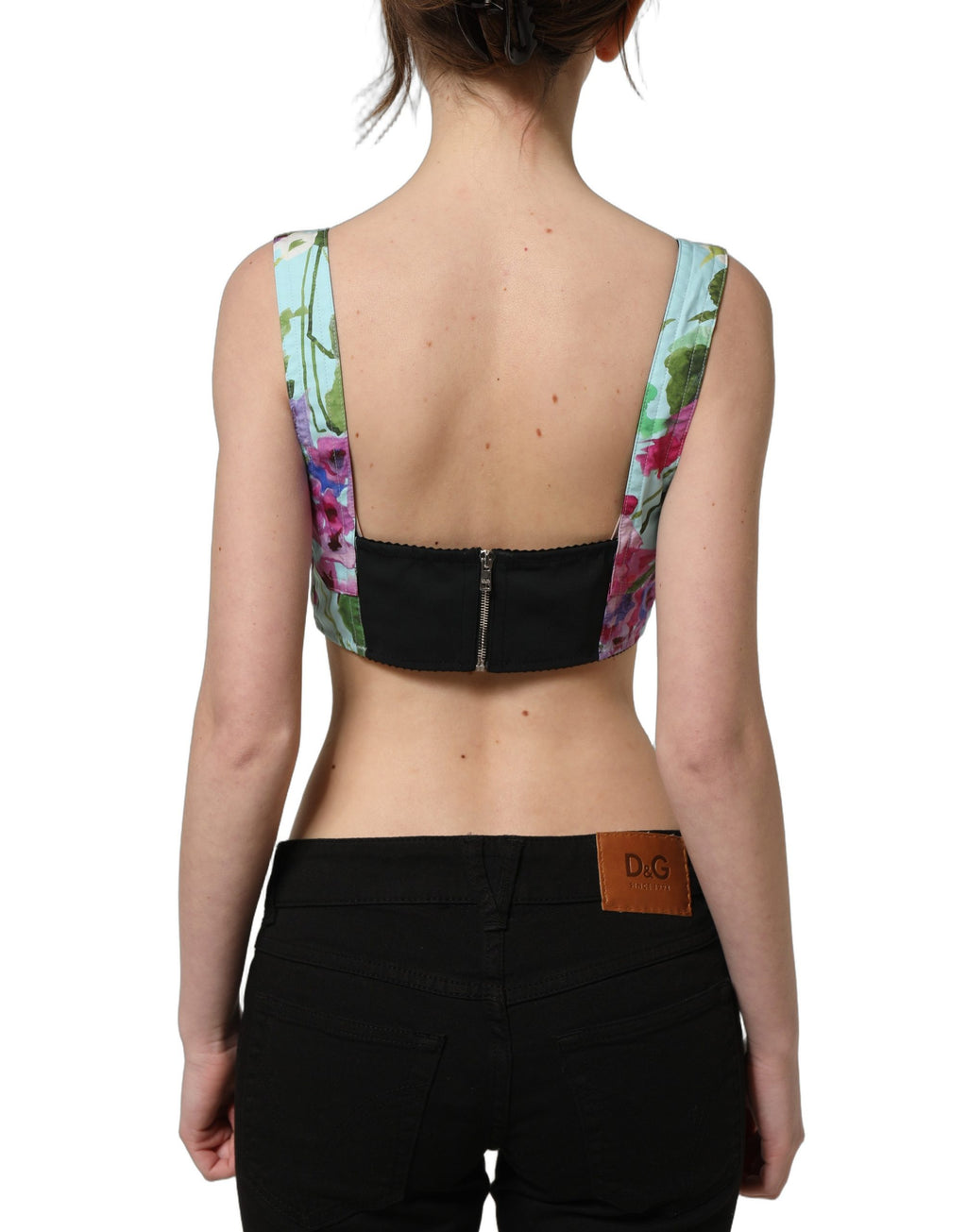 Top court Dolce & Gabbana à fleurs multicolores, bustier cropped, sans manches, style féminin et élégant.