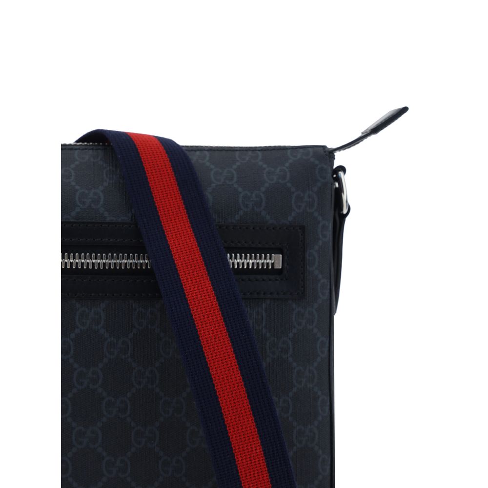 Sac à bandoulière en tissu noir Gucci, élégant et tendance, avec détails du logo Gucci visible sur le devant.