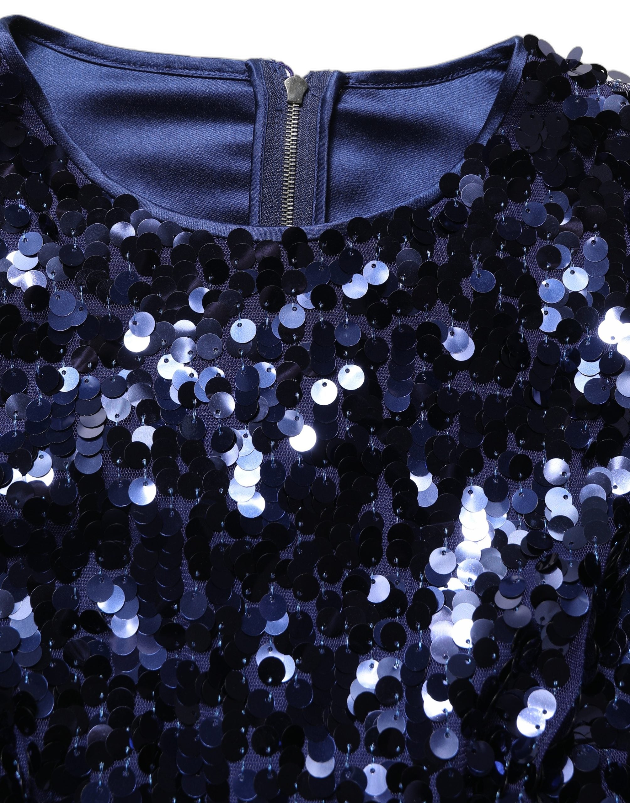 Haut court Dolce & Gabbana en sequins bleus à manches longues, style élégant et festif, avec détails brillants.