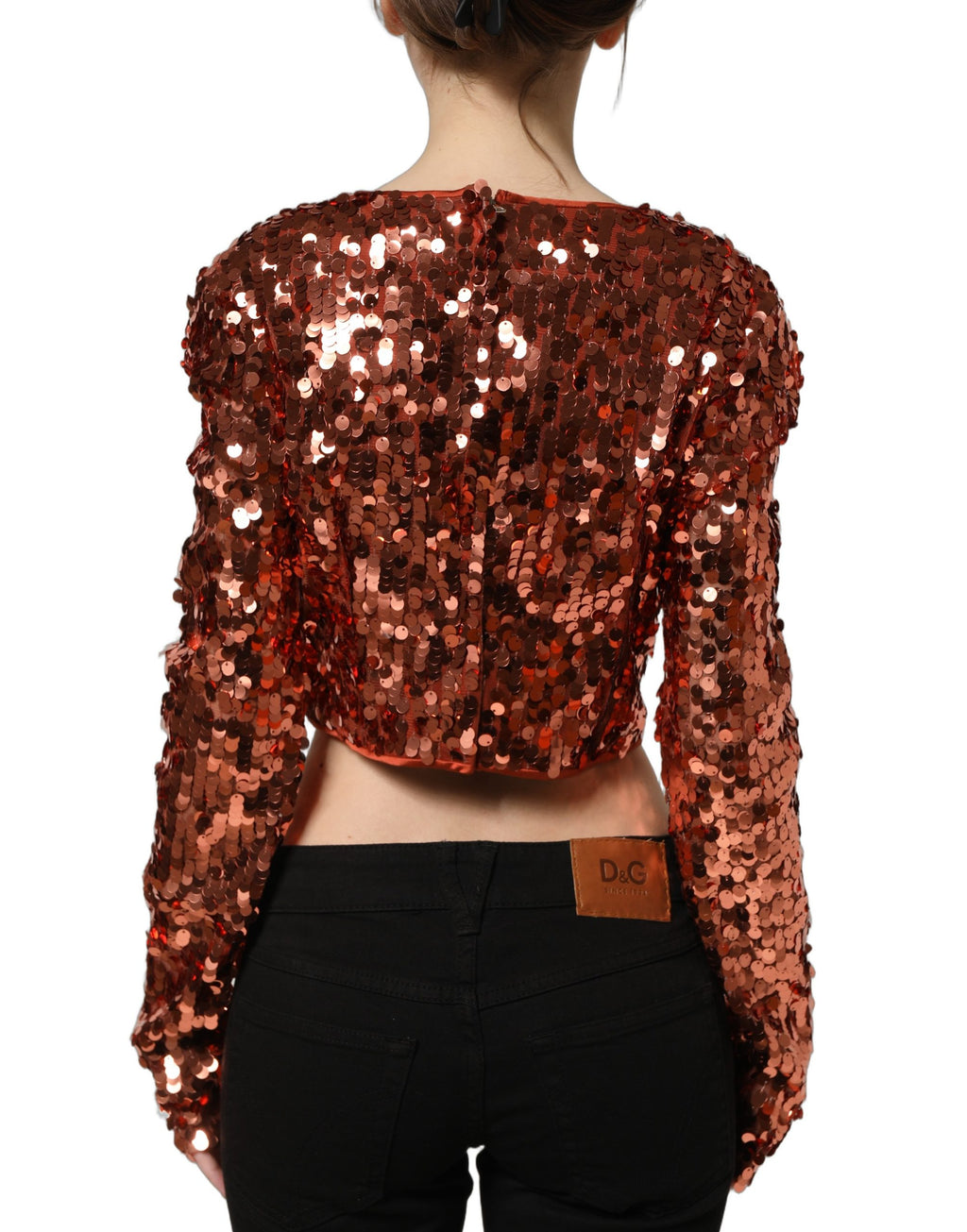 Blouse crop rouge à sequins à manches longues de Dolce & Gabbana, élégante et brillante, portée avec style.