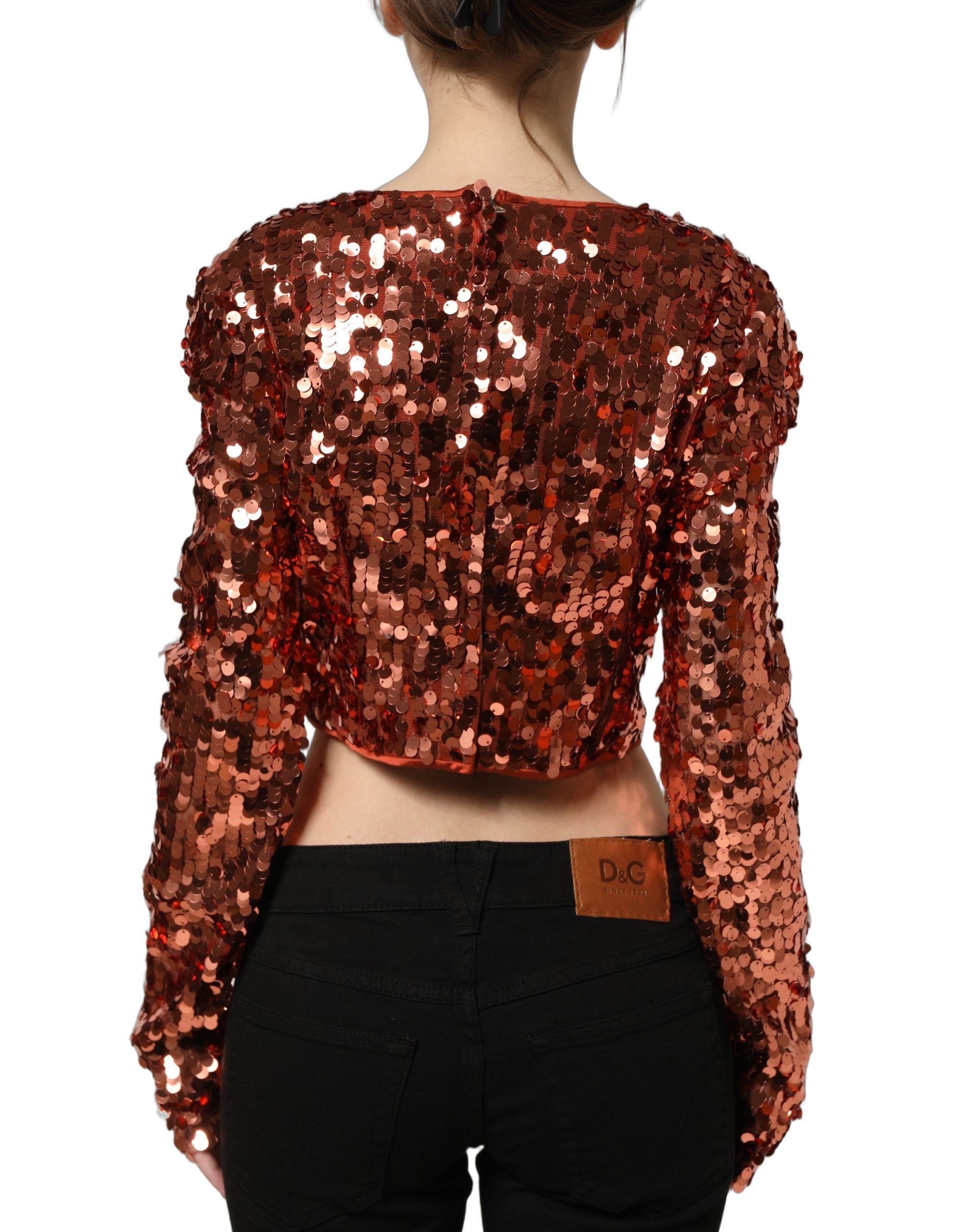 Blouse crop rouge à sequins à manches longues de Dolce & Gabbana, élégante et brillante, portée avec style.