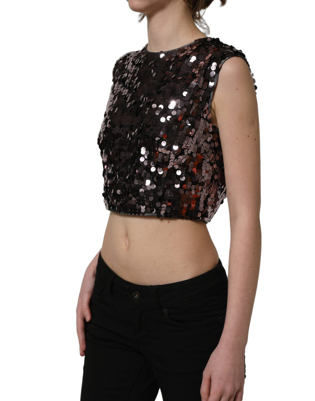 Débardeur court sans manches Dolce & Gabbana violet à sequins, mode élégante et brillante, porté sur un mannequin.