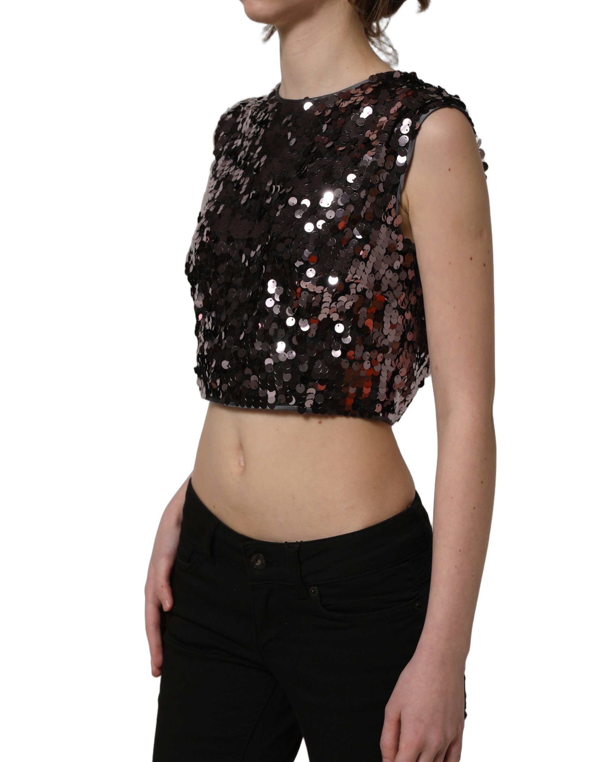 Débardeur court sans manches Dolce & Gabbana violet à sequins, mode élégante et brillante, porté sur un mannequin.