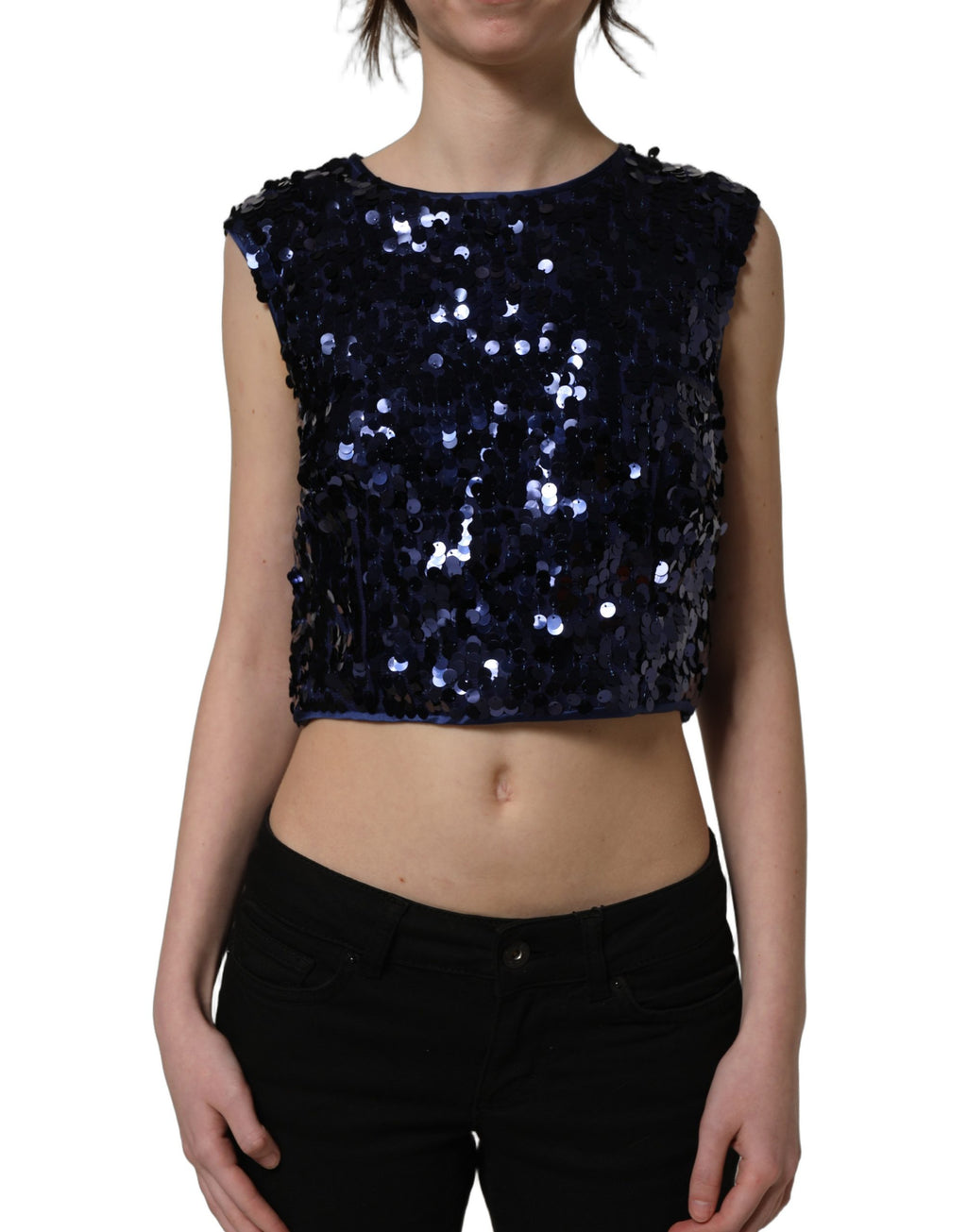 T-shirt sans manches Dolce & Gabbana bleu avec sequins, coupe courte et design élégant, visible en gros plan.