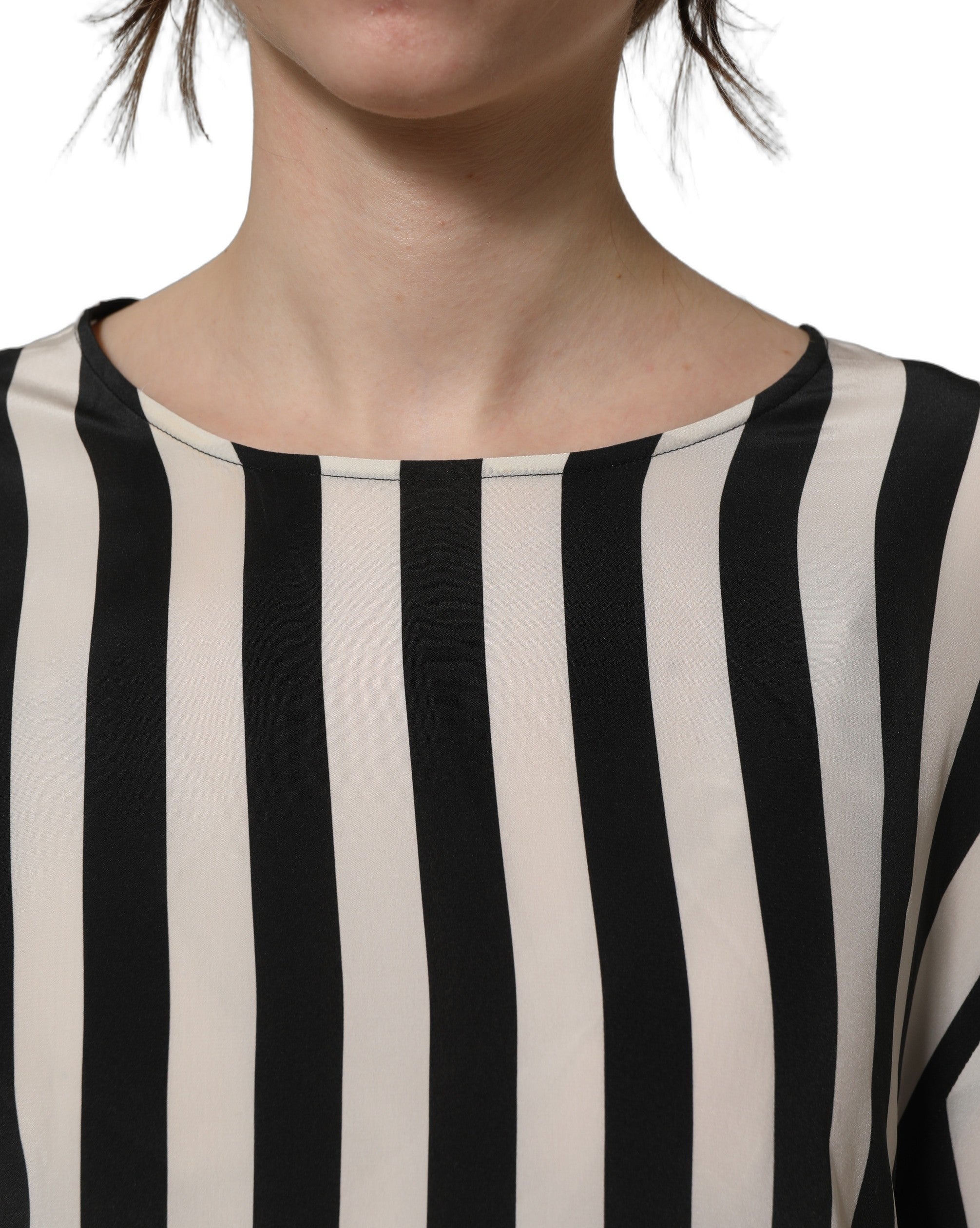 Blouse Dolce & Gabbana à rayures noires et blanches avec col rond, tissu léger et coupe élégante.