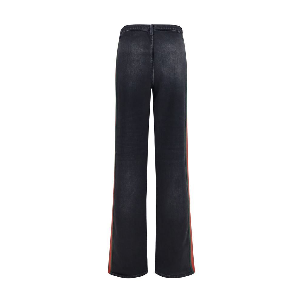 Jeans Gucci en coton noir à coupe droite, visibles en détail avec style classique sur fond neutre.