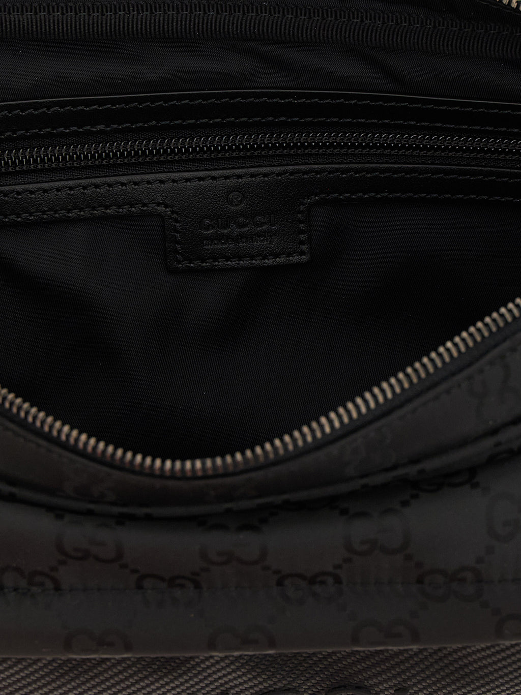 Sac à bandoulière en polyester noir de Gucci, avec logo emblématique et détails élégants, visible sur l'image.