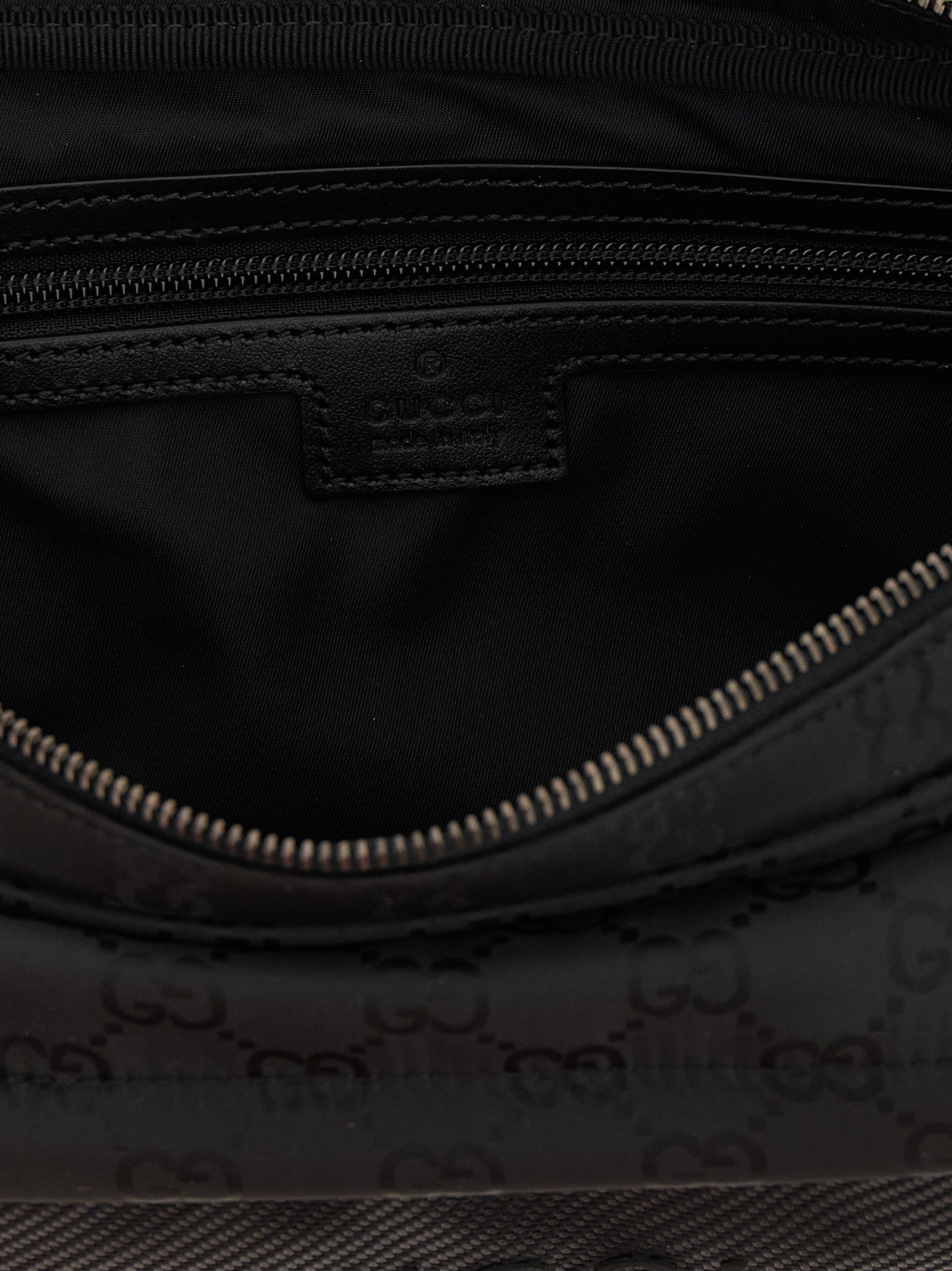 Sac à bandoulière en polyester noir de Gucci, avec logo emblématique et détails élégants, visible sur l'image.