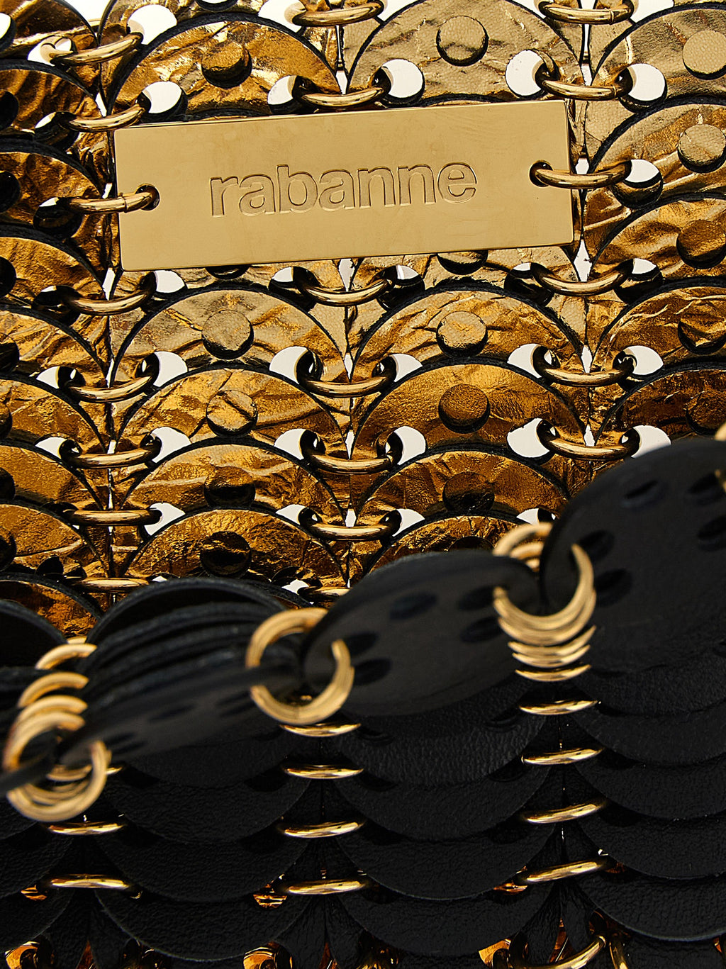 Sac à bandoulière Paco Rabanne en cuir de veau noir, élégant et moderne, avec détails en métal.