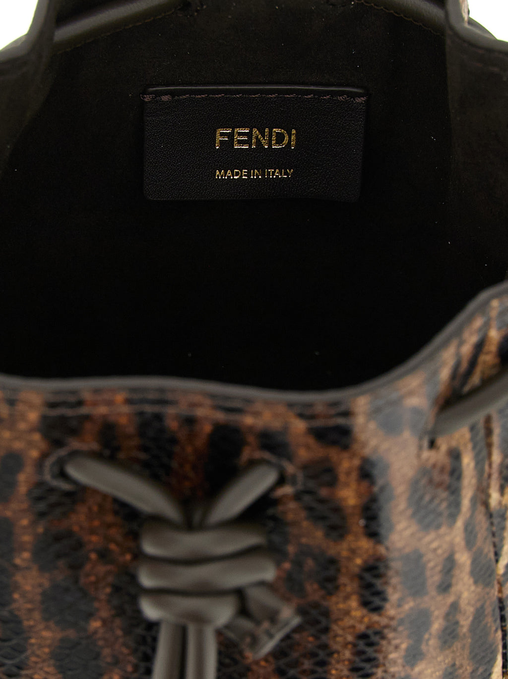 Sac à main Fendi en velours marron et cuir, avec détails élégants et design sophistiqué.