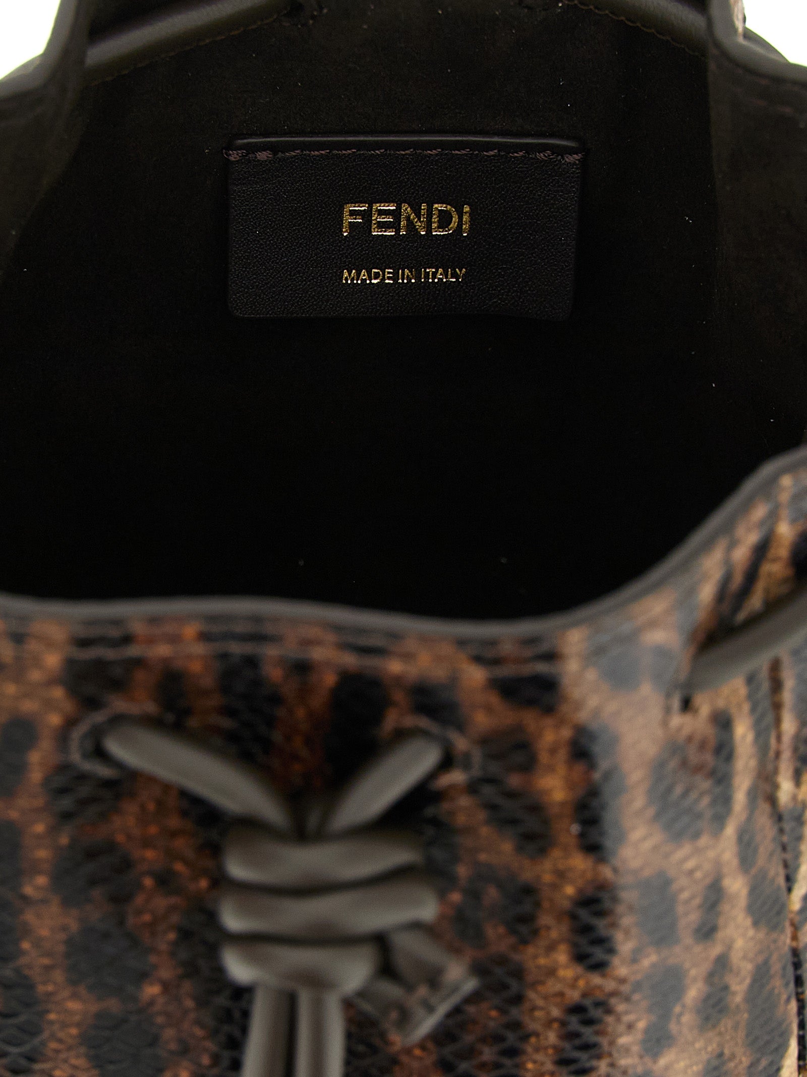 Sac à main Fendi en velours marron et cuir, avec détails élégants et design sophistiqué.
