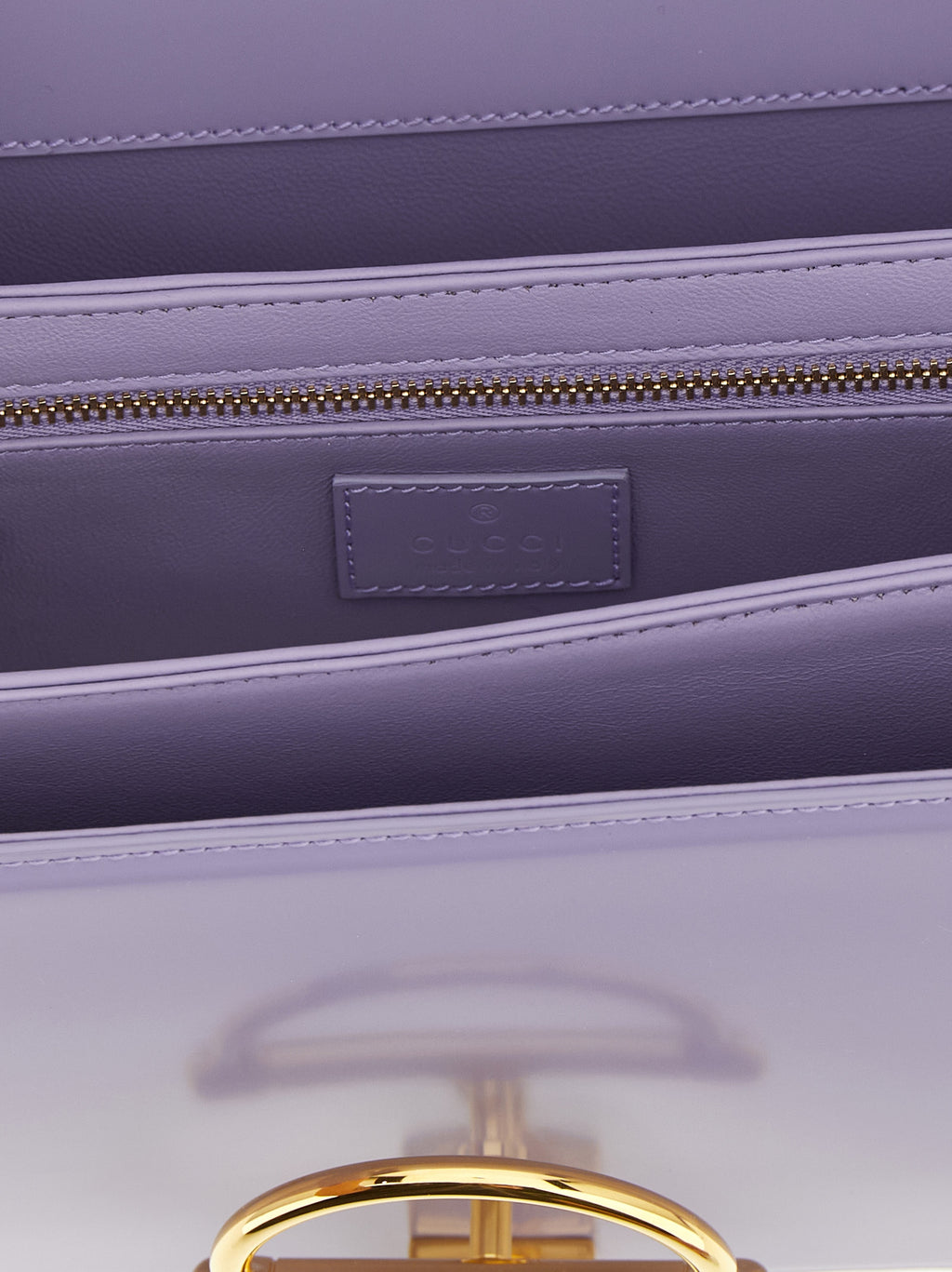 Sac à bandoulière Gucci en cuir de veau violet, avec bandoulière réglable et détails en or, vue de face sur fond neutre.