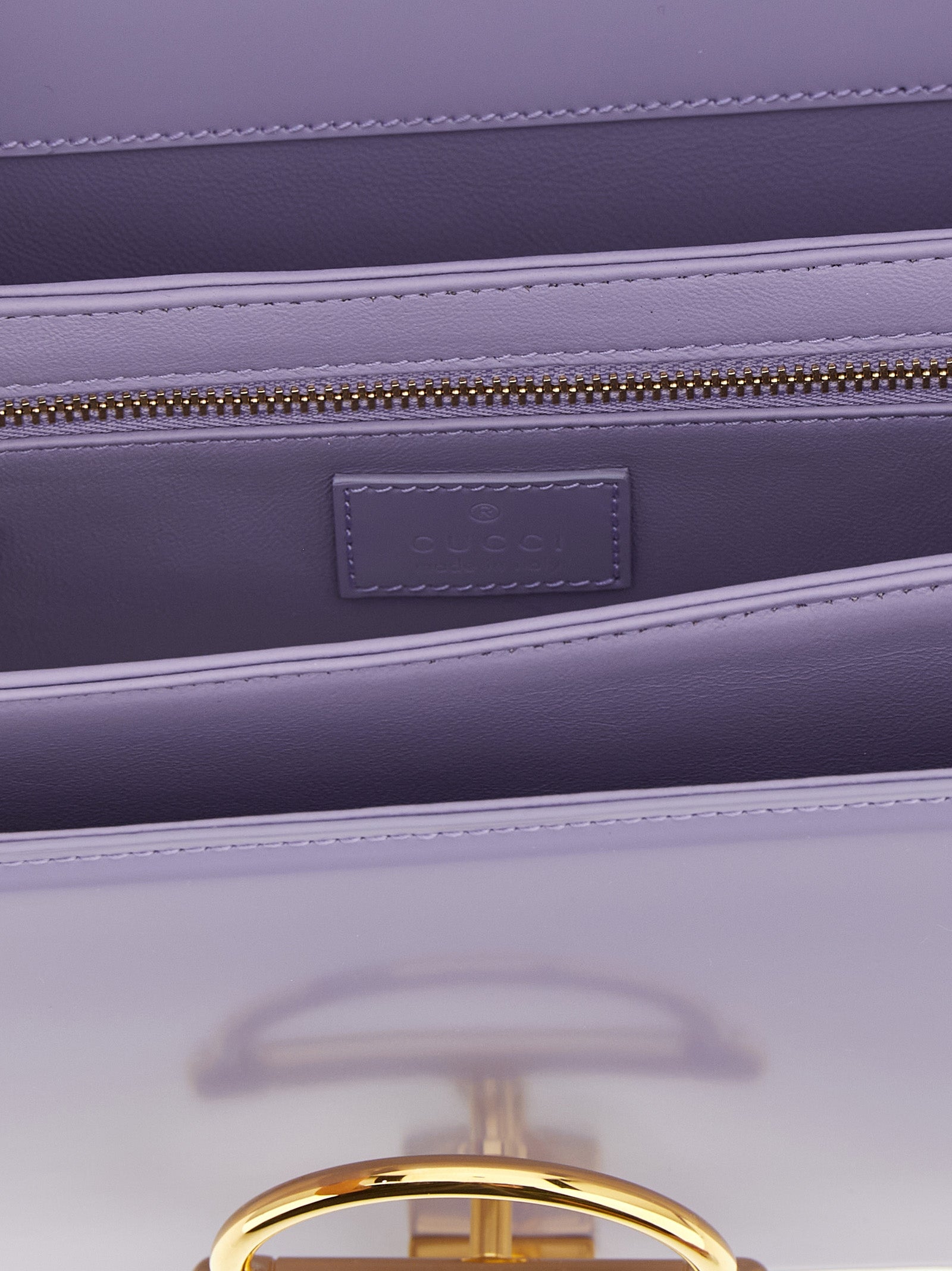 Sac à bandoulière Gucci en cuir de veau violet, avec bandoulière réglable et détails en or, vue de face sur fond neutre.