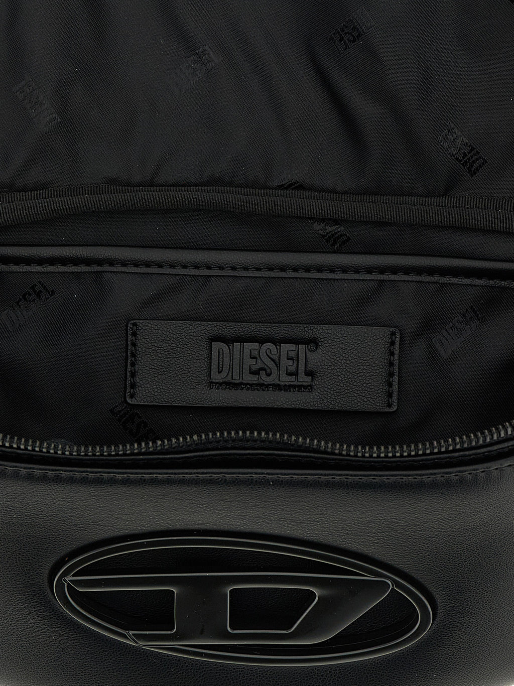 Sac bandoulière Diesel noir en polyéthylène avec logo, visible avec bandoulière réglable et design moderne.