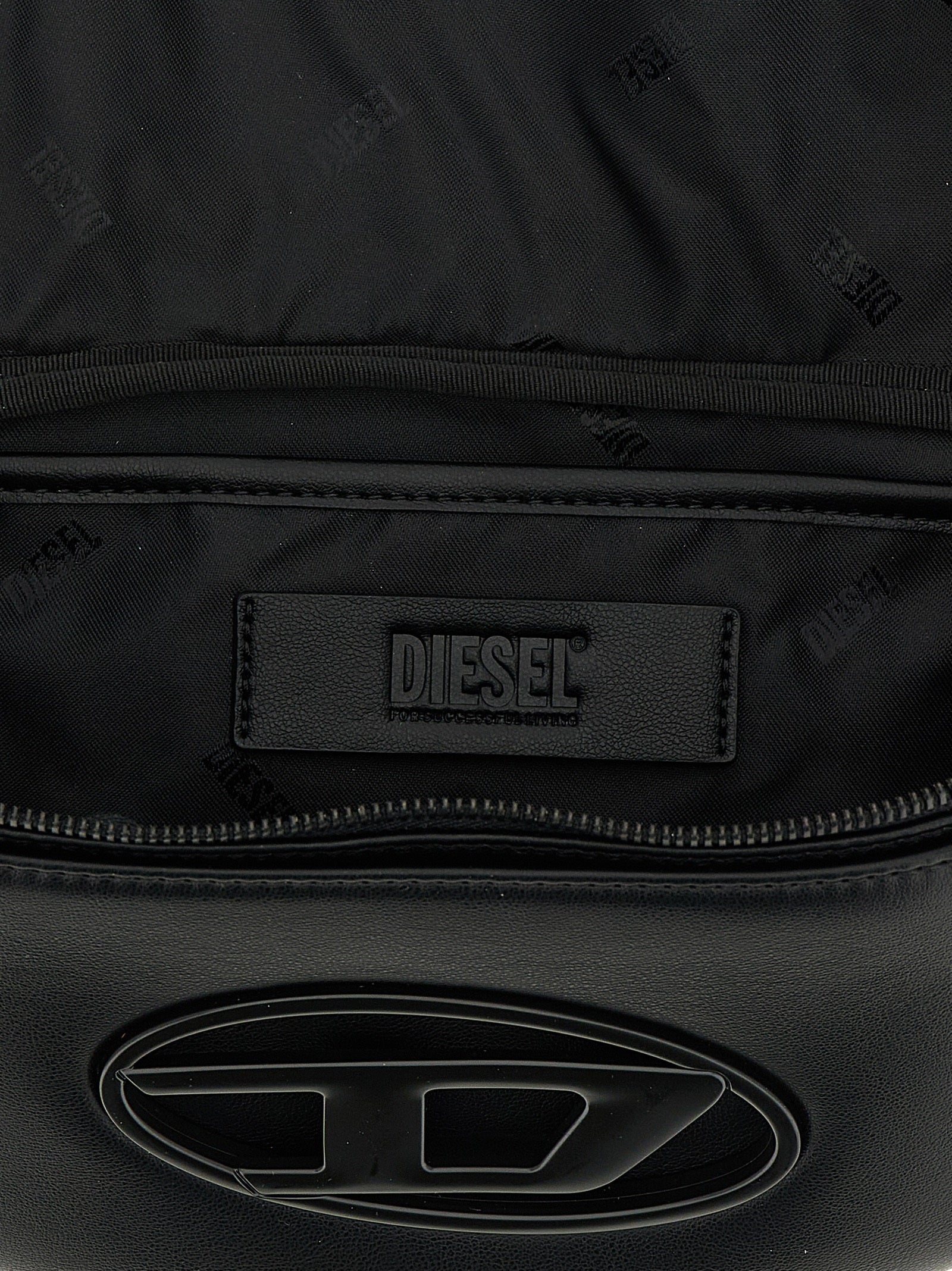 Sac bandoulière Diesel noir en polyéthylène avec logo, visible avec bandoulière réglable et design moderne.