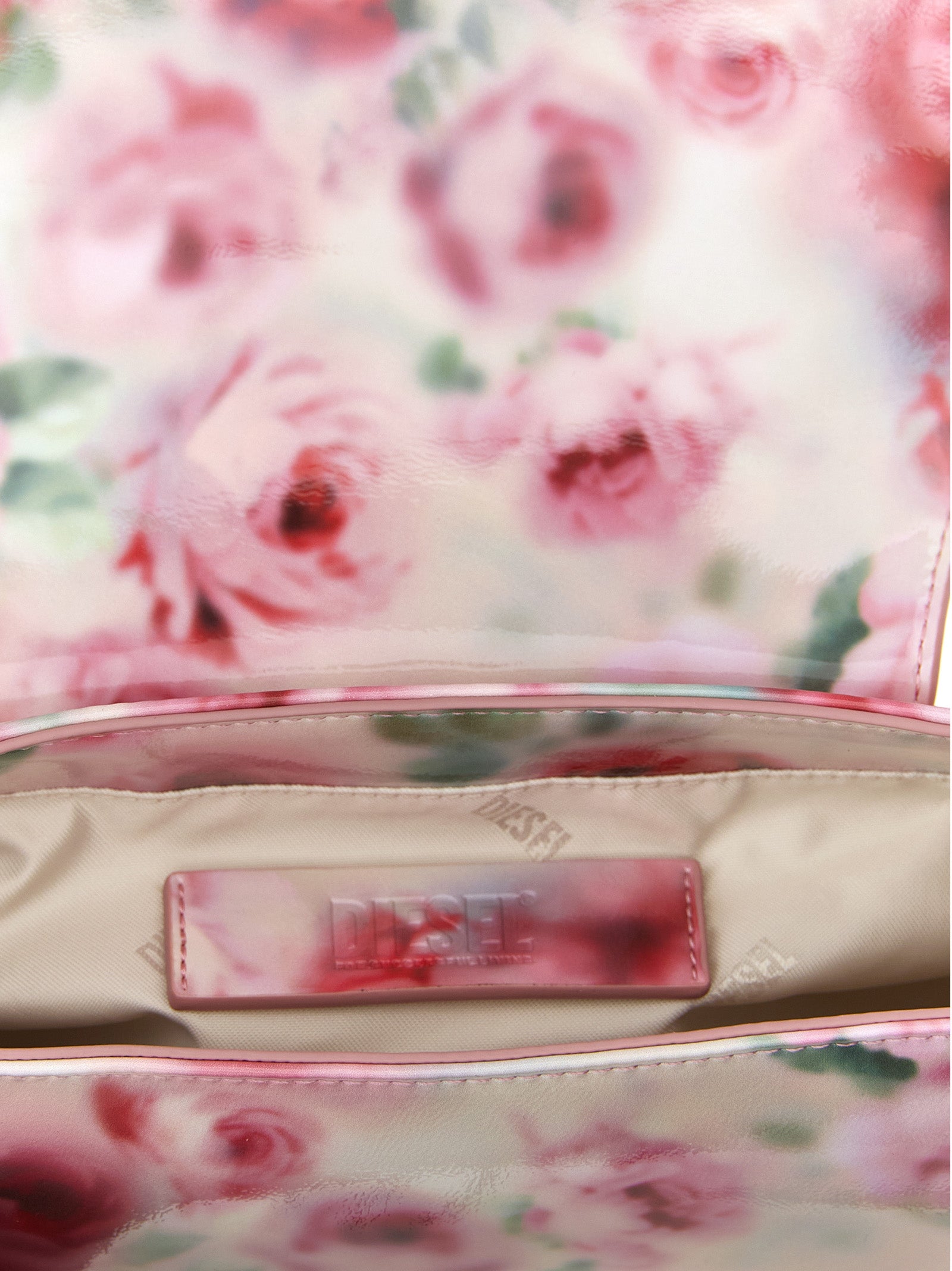 Sac à bandoulière multicolore Diesel en polyéthylène, avec design moderne et détails colorés visibles sur l'image.