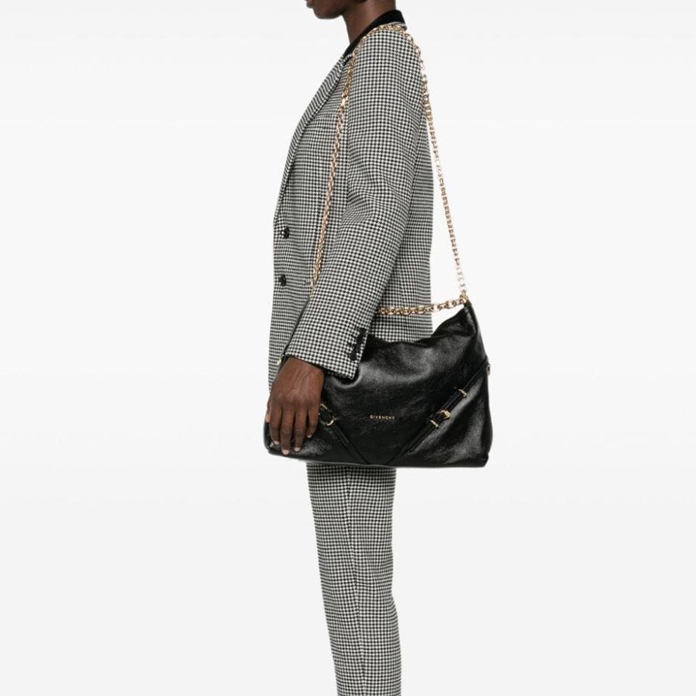 Sac à épaule Givenchy en cuir de veau noir, design élégant avec détails sophistiqués, idéal pour un style chic et moderne.