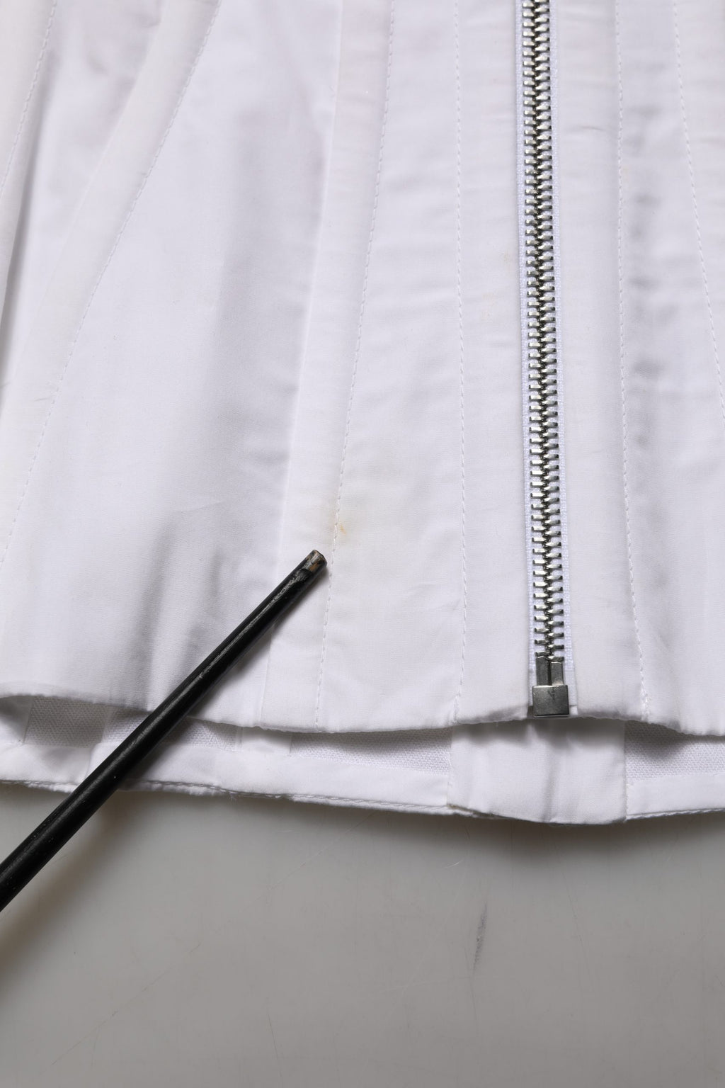 Top corset sans manches en coton blanc et marron de Dolce & Gabbana, détails élégants visibles sur l'image.