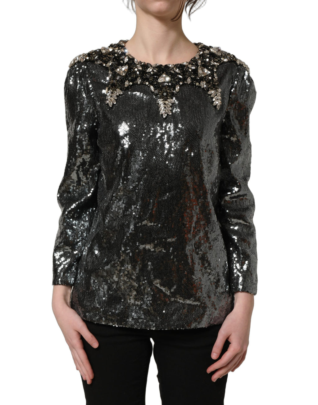 Haut en soie gris métallisé Dolce & Gabbana avec sequins brillants et détails embellis, style élégant et sophistiqué.