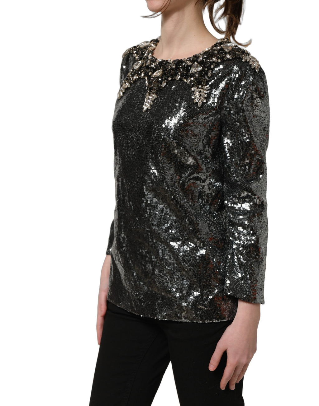 Blouse Dolce & Gabbana en sequins gris métallisé avec embellissements, vue de face sur un mannequin.