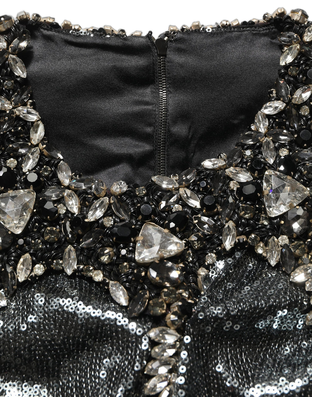 Blouse Dolce & Gabbana en sequins gris métallisé, embellie, avec détails brillants et coupe élégante.